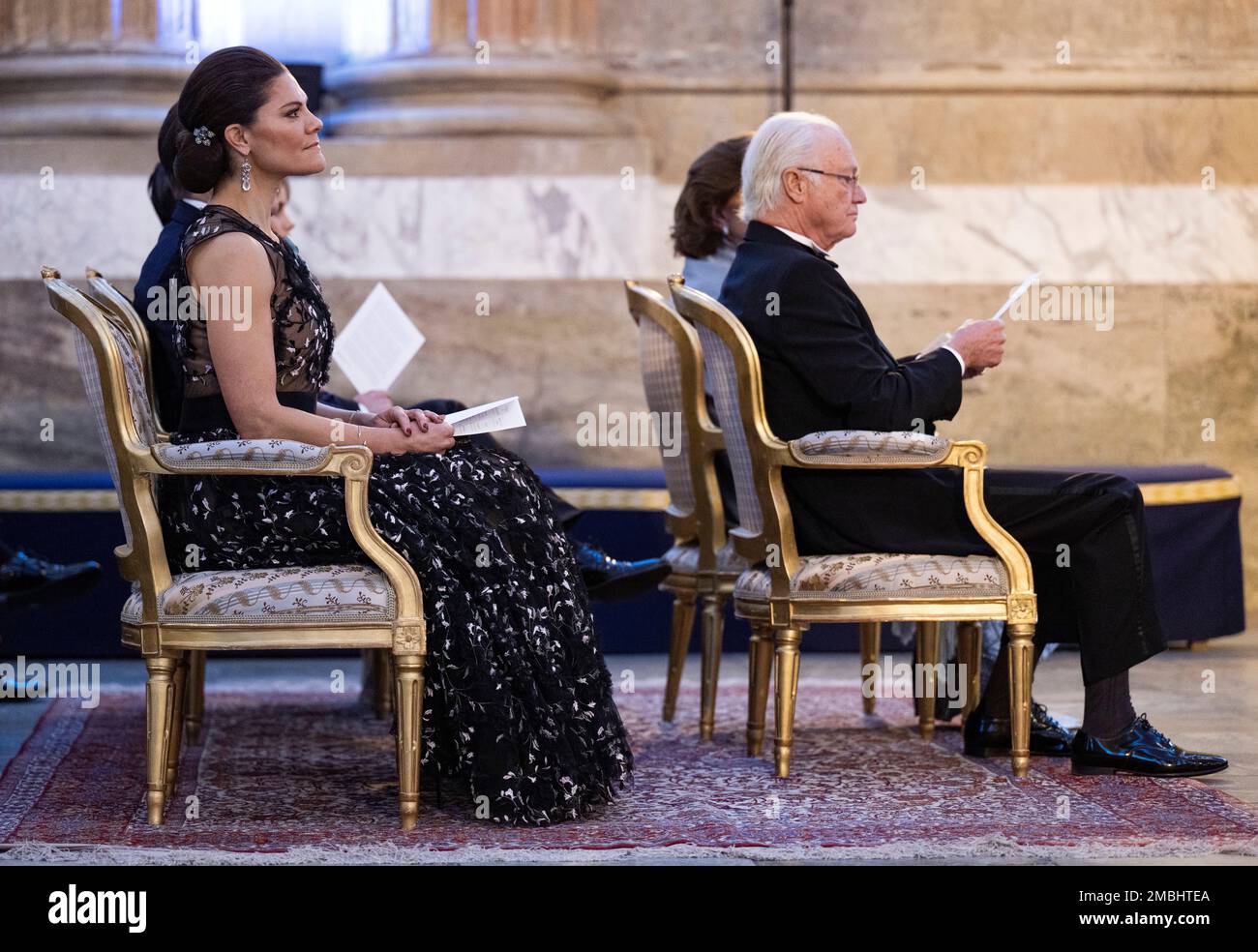 Kronprinzessin Victoria und König Carl Gustaf während des Musikprogramms vor dem Schweden-Dinner der königlichen Familie im Königlichen Palast in Stockholm im Januar Stockfoto