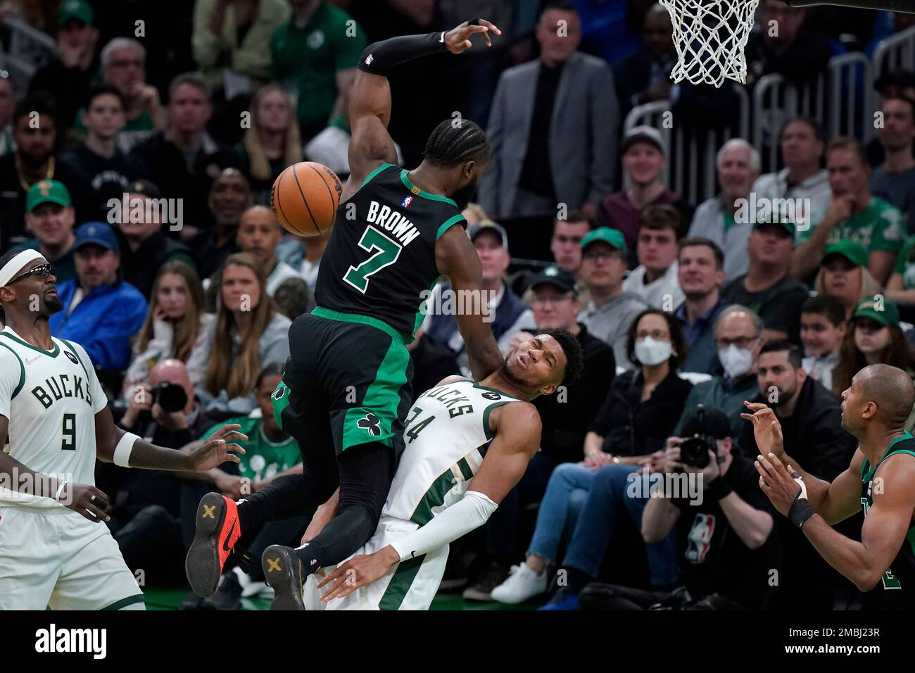 Boston Celtics guard Jaylen Brown (7) collides with Milwaukee Bucks forward Giannis Antetokounmpo (34), of Greece, as Bucks center Bobby Portis (9) and Celtics center Al Horford, bottom right, look on in the second half of Game 1 in the second round of the NBA Eastern Conference playoff series, Sunday, May 1, 2022, in Boston. (AP Photo/Steven Senne) Stockfoto