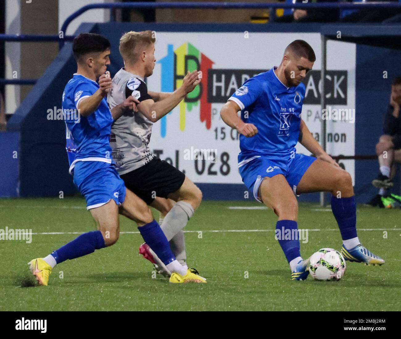 Stangmore Park, Dungannon, County Tyrone, Nordirland, Großbritannien. 02. September 2022. Danske Bank Premiership – Dungannon Swifts / Coleraine. Dungannon Swifts-Spieler Ben Gallagher (15) in Aktion während des Spiels der Danske Bank Irish League. Stockfoto