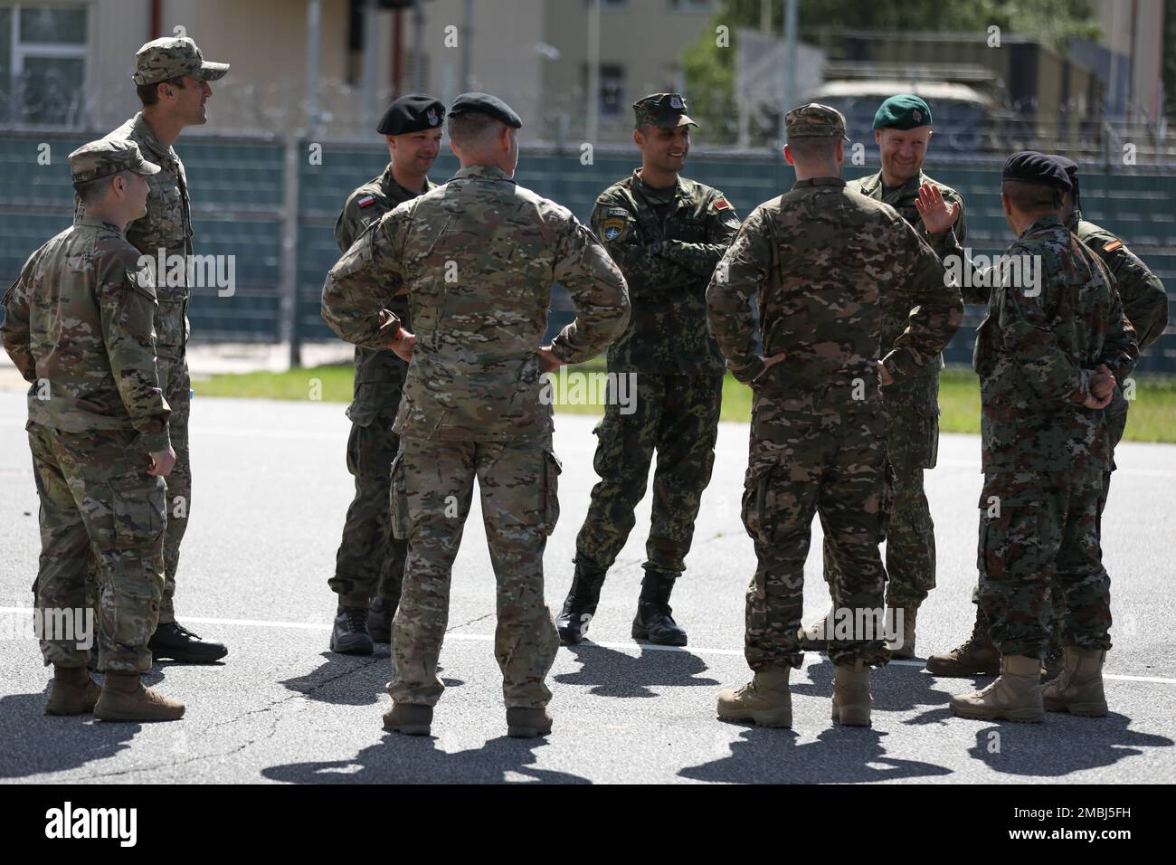 Hochrangige Führer von NATO-Verbündeten unterhalten sich vor der Begrüßungszeremonie für die USA untereinander Armeegeneral Daniel R. Hokanson, Chef des Büros der Nationalgarde, Forward Operating Site Adazi, Lettland, 16. Juni 2022. Hokanson besuchte verschiedene Länder in Europa, um Möglichkeiten für eine Ausweitung der Zusammenarbeit zu ermitteln und weitere Informationen für die Planung gemeinsamer Aktivitäten zu sammeln. Stockfoto