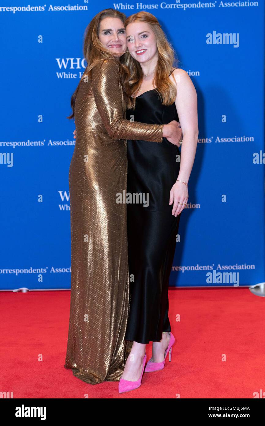 Actress Brooke Shields and her daughter Rowan Francis Henchy pose for photographers as they arrive at the annual White House Correspondents Association Dinner in Washington, Saturday, April 30, 2022. (AP Photo/Jose Luis Magana) Stockfoto