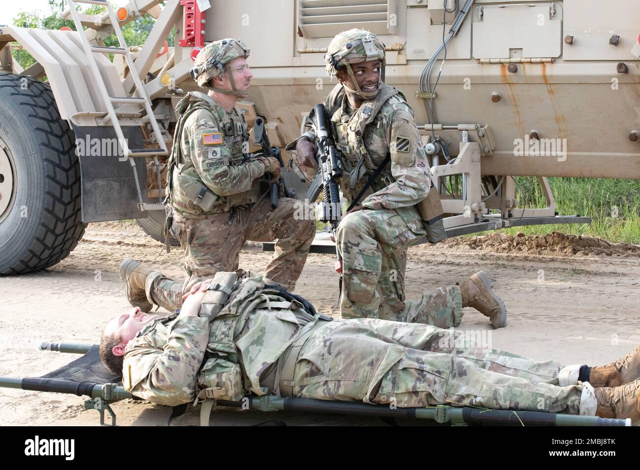 USA Army Georgia National Guard Soldiers Sgt. 1. Klasse Pete Gibson (links), Sergeant Derek Lewis (Mitte) und Sergeant Tresden Wilson (rechts), Kampftechniker, dem 177. Brigaden-Ingenieurbataillon, 48. Infanterie-Brigade-Kampfteam in Fort Stewart, Ga Juni 16,2022. XCTC ist die USA Das Rekordprogramm der Nationalgarde der Armee, das es Brigaden-Kampfteams ermöglicht, die ausgebildete Platoon-Bereitschaft zu erreichen, die notwendig ist, um weltweit zu entsenden, zu kämpfen und Schlachten zu gewinnen. Die XCTC-Übung umfasst etwa 4.400 Brigademitglieder Stockfoto