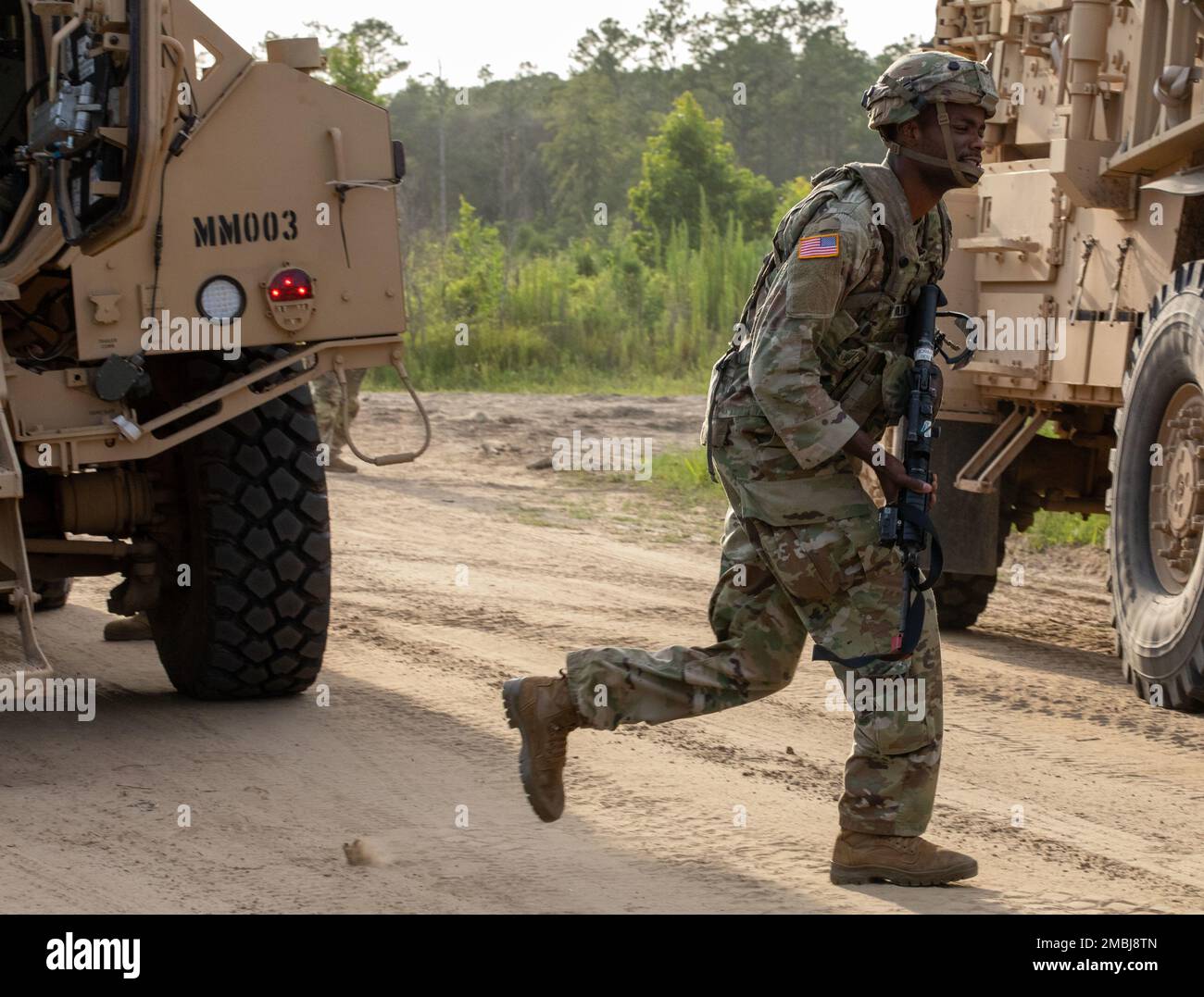 USA Army Georgia National Guard Soldier Sgt. Tresden Wilson, Kampfeingenieur, dem 177. Brigaden-Ingenieurbataillon in den Bundesstaaten zugeteilt, 48. Infanterie-Brigaden-Kampfteam, macht sich bereit, während des Routenfreigabetrainings in Fort Stewart, Ga, die Sicherheitskräfte abzuziehen 16. Juni 2022. XCTC ist die USA Das Rekordprogramm der Nationalgarde der Armee, das es Brigaden-Kampfteams ermöglicht, die ausgebildete Platoon-Bereitschaft zu erreichen, die notwendig ist, um weltweit zu entsenden, zu kämpfen und Schlachten zu gewinnen. An der XCTC-Übung werden etwa 4.400 Brigademitglieder aus ganz Georgien teilnehmen. USA Militärfoto von SPC. Stockfoto