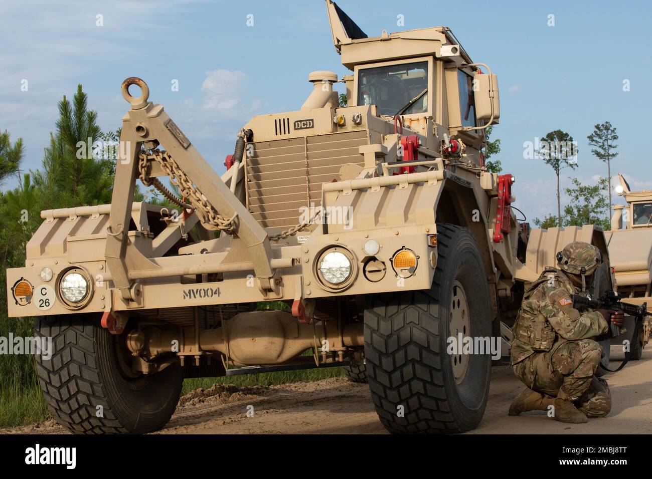USA Demarquez Ross, mit dem 177. Brigaden-Battalion aus dem Bundesstaat, 48. Infanterie-Brigaden-Kampfteam, zieht Sicherheitsdienst, während er eine Straßenfreigabe in Fort Stewart, Georgia, durchführt 16. Juni 2022. XCTC ist die USA Das Rekordprogramm der Nationalgarde der Armee, das es Brigaden-Kampfteams ermöglicht, die ausgebildete Platoon-Bereitschaft zu erreichen, die notwendig ist, um weltweit zu entsenden, zu kämpfen und Schlachten zu gewinnen. An der XCTC-Übung werden etwa 4.400 Brigademitglieder aus ganz Georgien teilnehmen. USA Militärfoto von SPC, Alex Higgins Stockfoto