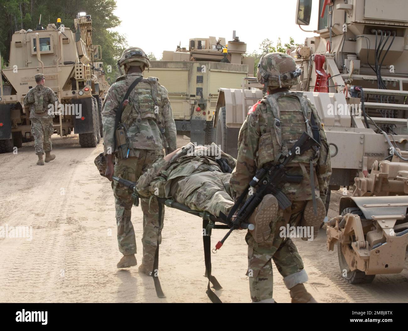 USA Army Georgia National Guard Soldiers Sgt. Tresden Wilson (links), Sgt Derek Lewis (Mitte) und SPC. Nakayia Blanding (rechts), alle Kampftechniker mit dem 177. Brigaden-Ingenieurbattalion, 48. Infanterie-Brigade-Kampfteam, behandeln ein simuliertes Opfer während einer Exportablen Kampfübung zum Training in Fort Stewart, Ga 16. Juni 2022. XCTC ist die USA Das Rekordprogramm der Nationalgarde der Armee, das es Brigaden-Kampfteams ermöglicht, die ausgebildete Platoon-Bereitschaft zu erreichen, die notwendig ist, um weltweit zu entsenden, zu kämpfen und Schlachten zu gewinnen. Die XCTC-Übung wird Stockfoto