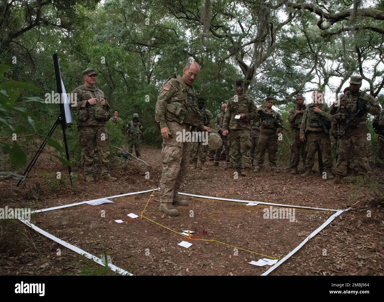 USA Army Georgia National Guard Sgt. 1. Klasse Pete Gibson, Kampfingenieur, mit dem 177. Brigaden-Ingenieurbataillon in den Bundesstaaten, 48. Infanterie-Brigaden-Kampfteam führt eine Nachbesprechung während der Exportablen Kampftraining-Übung in Fort Stewart, Georgia, durch 16. Juni 2022. XCTC ist die USA Das Rekordprogramm der Nationalgarde der Armee, das es Brigaden-Kampfteams ermöglicht, die ausgebildete Platoon-Bereitschaft zu erreichen, die notwendig ist, um weltweit zu entsenden, zu kämpfen und Schlachten zu gewinnen. An der XCTC-Übung werden etwa 4.400 Brigademitglieder aus ganz Georgien teilnehmen. USA A Stockfoto