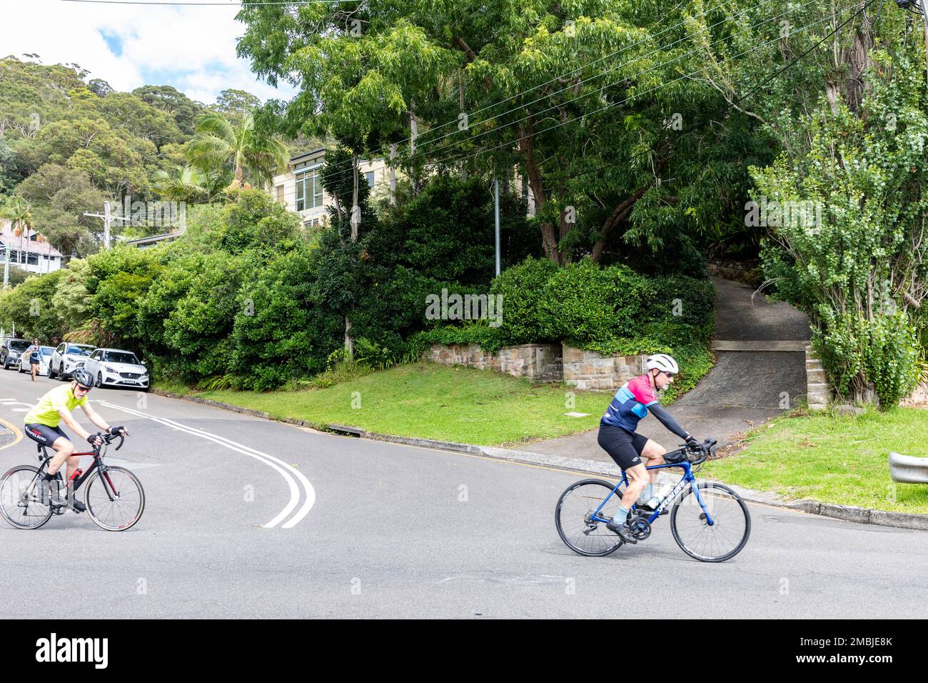 Zwei ältere Männer fahren Fahrräder in Church Point Sydney, Australien, um Spaß und Bewegung zu treiben, NSW, Australien Stockfoto