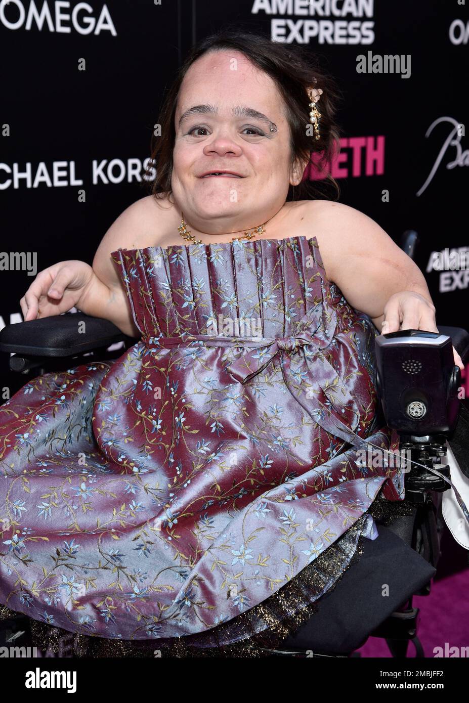 Folk singer and violinist Gaelynn Lea attends the "Macbeth" Broadway opening night at the Longacre Theatre on Thursday, April 28, 2022, in New York. (Photo by Evan Agostini/Invision/AP) Stockfoto