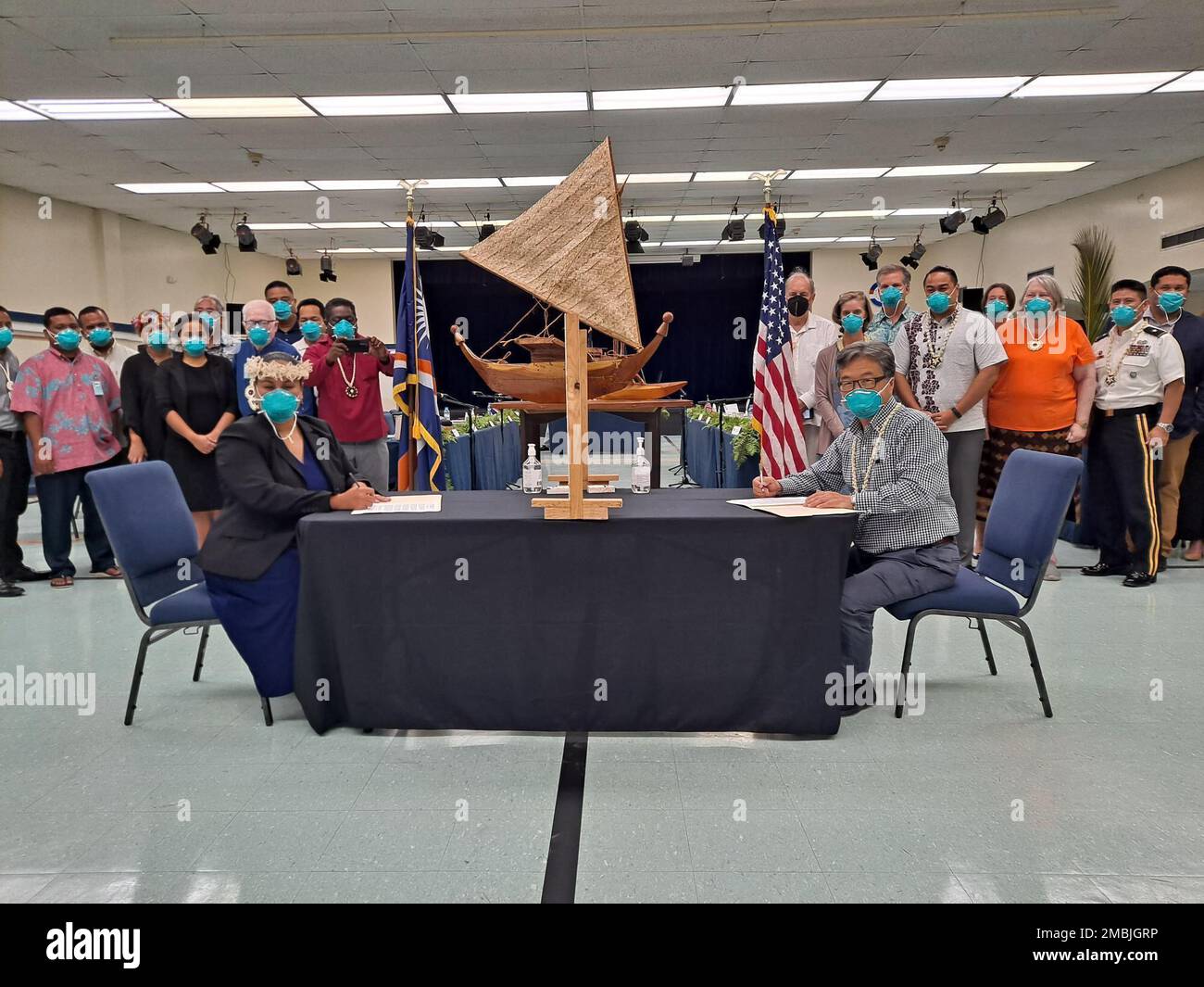 Delegationen, die die Republik der Marshallinseln, links, und die Vereinigten Staaten, rechts, vertreten, gedenken der Unterzeichnung der ersten Verhandlungsrunde für den Pakt der freien Assoziierung mit einem Foto im Kwajalein High School Davye Mehrzweckraum auf U.S. Army Garrison-Kwajalein-Atoll, Donnerstag, 16. Juni 2022. Stockfoto