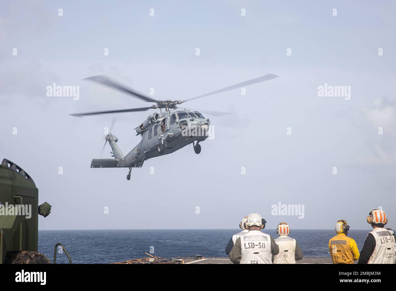 220616-N-CJ603-1012 KARIBISCHE SEE (16. Juni 2022): Ein MH-60s, das der Kampfeinheit für Hubschrauber (HSC) 28 zugeteilt ist, bereitet sich auf die Landung auf dem Cockpit des Hafenschiffes USS Carter Hall (LSD 50) der Harpers Ferry-Klasse vor, während der Übung Caraibes 2022, 16. Juni 2022. Caraibes 2022 ist eine von Frankreich geleitete, kombinierte und gemeinsame Ausbildungsübung in der Karibik, bei der Marine-, Luft- und Landressourcen zum Einsatz kommen. Ziel dieser multinationalen Übung ist es, die Zusammenarbeit zwischen den regionalen Streitkräften und ihre kollektive Fähigkeit zu fördern, humanitäre Hilfe/Katastrophenhilfe als Reaktion auf eine Naturkatastrophe erfolgreich zu leisten. Stockfoto