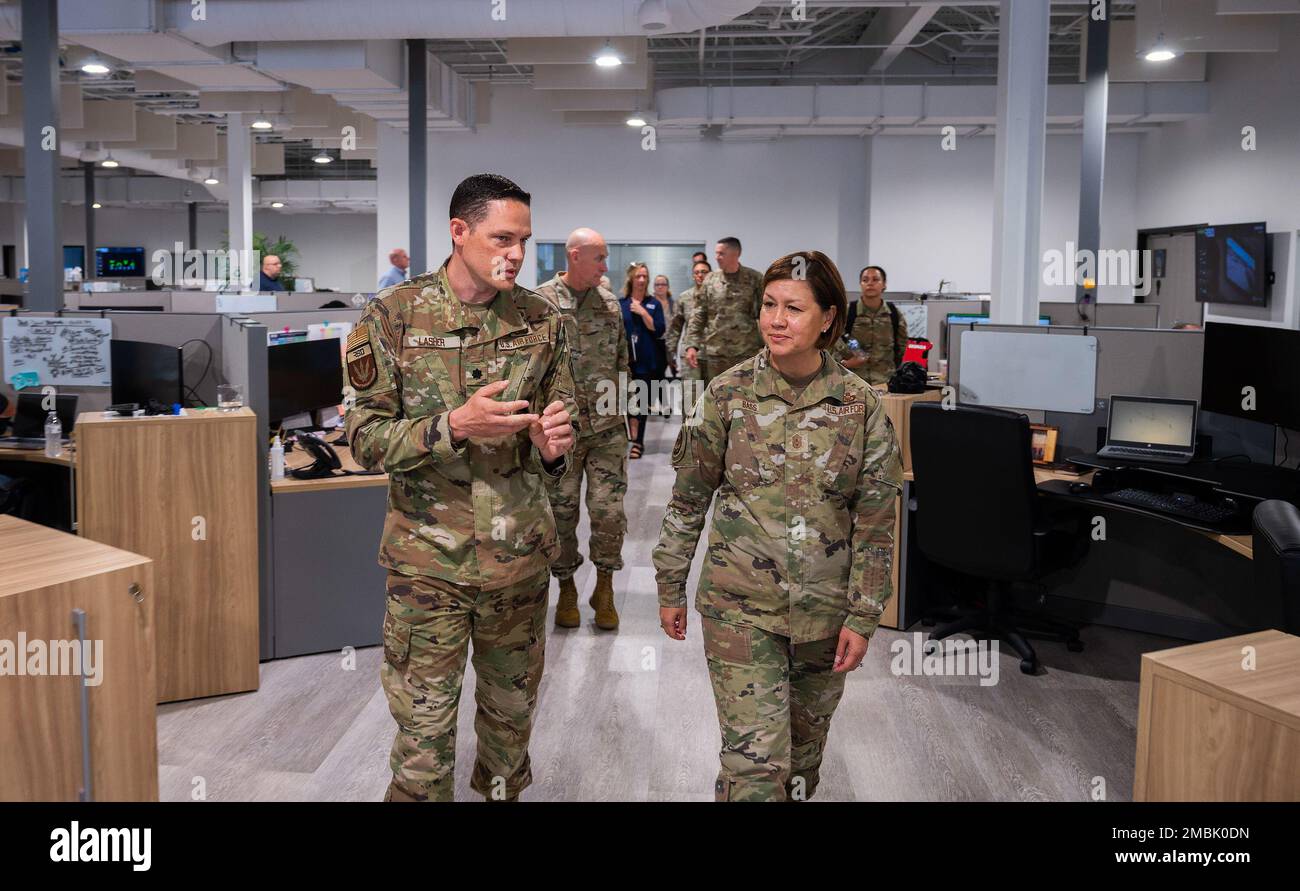 Oberstleutnant Michael Lasher, Air Force Life Cycle Management Center Rapid Sustainment Office, informiert Chief Master Sgt. Der Air Force Joanne S. Bass über die RSO-Mission während einer Tour am 16. Juni 2022 in Dayton, Ohio. Bass war in Dayton für die Corona-Konferenz am Luftwaffenstützpunkt Wright-Patterson und nutzte die Gelegenheit, um mehr über innovative Programme in der Gegend zu erfahren. Stockfoto