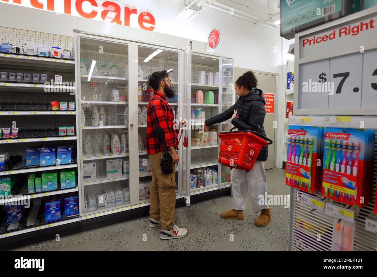 Ein Einzelhandelsmitarbeiter öffnet einen Diebstahlsicherungskasten für einen Kunden, der in einem Target-Laden in New York Toilettenartikel einkauft. (Weitere Informationen) Stockfoto