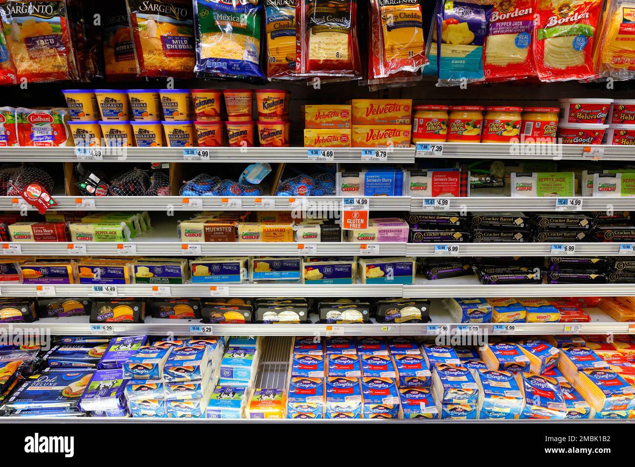 Amerikanische Käsesorten, Cheddar und Käse in einem Milchgang eines amerikanischen Supermarkts. Stockfoto