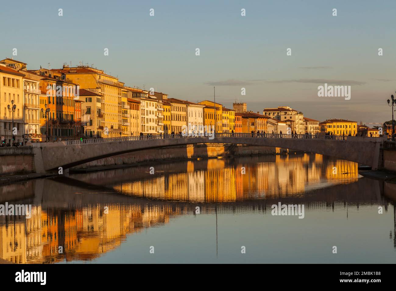 Ponte di Mezzo über dem Fluss Arno, Pisa. Stockfoto