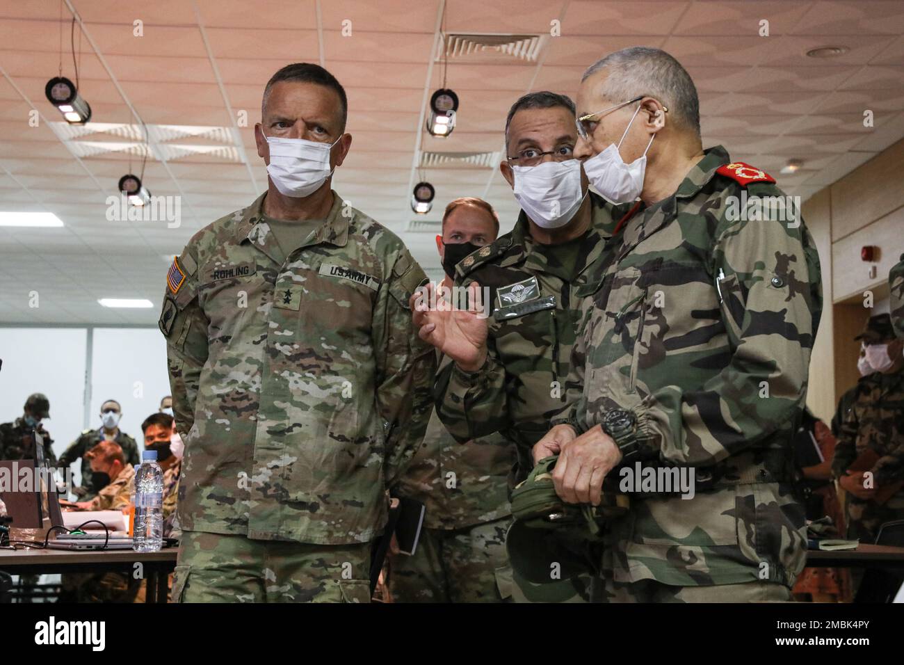 USA Generalmajor Andrew Rohling, Befehlshaber der Task Force Südeuropa, Afrika, besucht zu Beginn der Übung zum Afrikanischen Löwen 22 das Gemeinsame Operationszentrum im Hauptquartier der südlichen Zone mit General Belkhir El Farouk, Generalinspektor der Königlichen Streitkräfte und Befehlshaber der südlichen Zone. 16. Juni 2022 in Agadir Marokko. Der afrikanische Löwe 2022 ist in den USA Die größte gemeinsame jährliche Übung des Kommandos Afrika, die von Marokko, Ghana, Senegal und Tunesien veranstaltet wird, vom 6. Bis 30. Juni. Mehr als 7.500 Teilnehmer aus 28 Ländern und der NATO trainieren zusammen mit dem Schwerpunkt auf der Verbesserung der Stockfoto