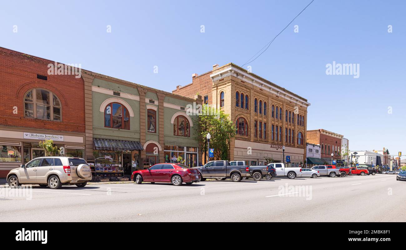 Americus, Georgia, USA - 19. April 2022: Das alte Geschäftsviertel in der Lamar Street Stockfoto