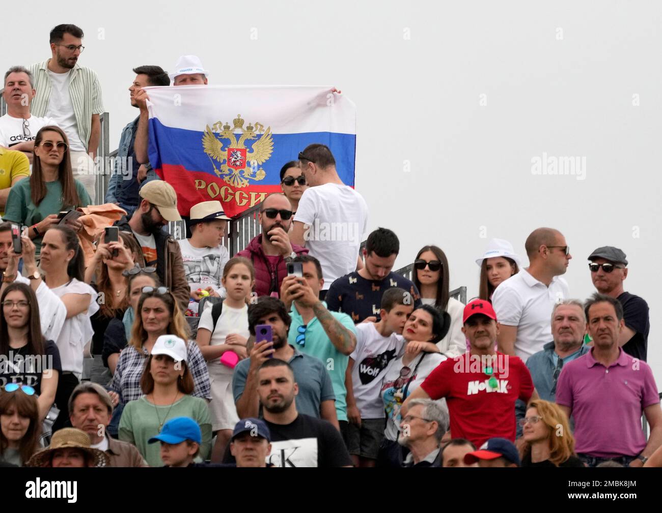 A fan holds a Russian flag during the final tennis match of the Serbia Open tennis tournament between Novak Djokovic of Serbia and Andrey Rublev of Russia, in Belgrade, Serbia, Sunday, April 24, 2022. (AP Photo/Darko Vojinovic) Stockfoto