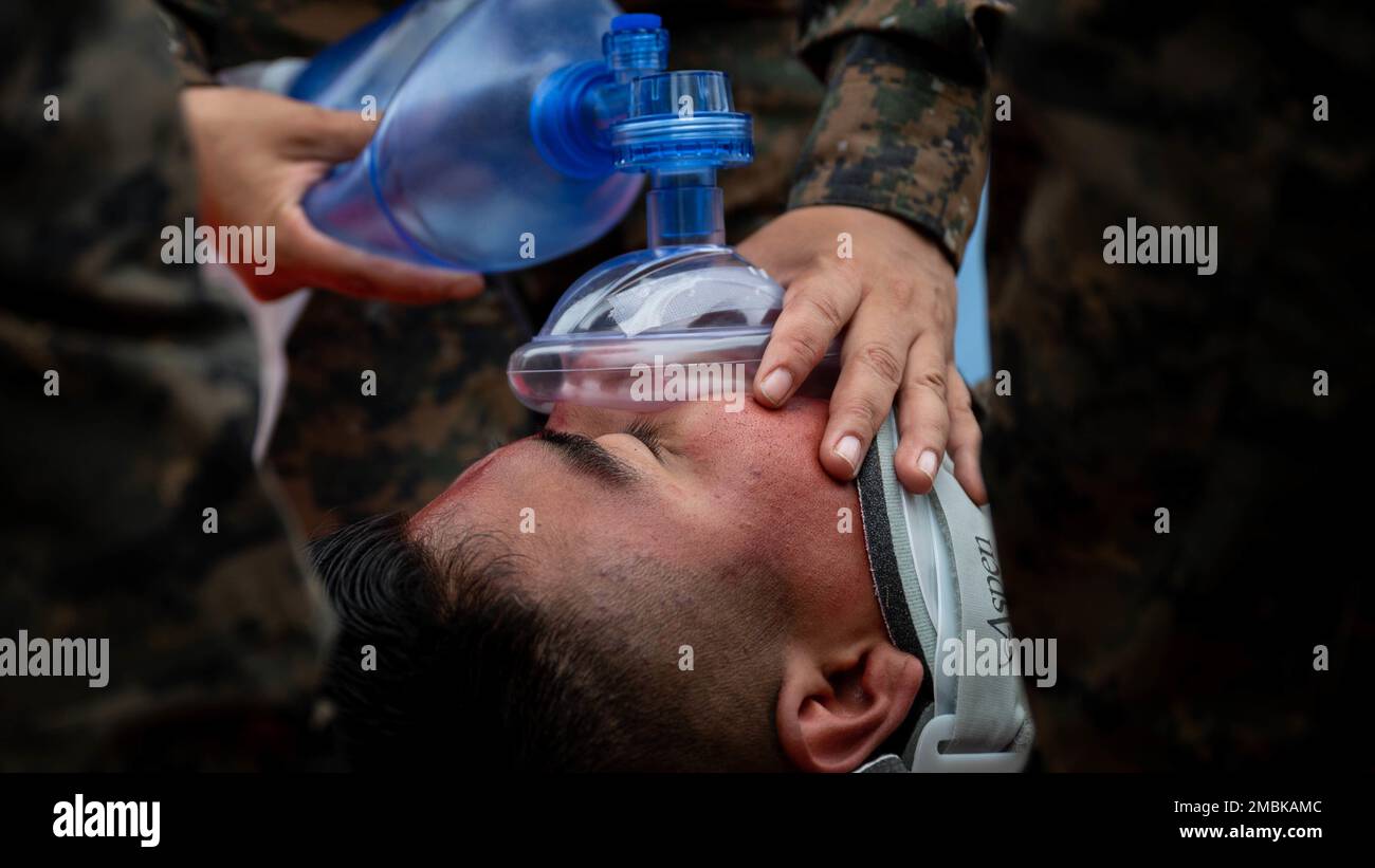 Ein simulierter Flugzeugabsturz-Überlebender erhält Sauerstoff, während er darauf wartet, mit dem Hubschrauber zu einem Krankenhaus am Ilopango Air Base, El Salvador, am 16. Juni 2022 transportiert zu werden. Resolute Sentinel 22 ist eine Übung, die militärische medizinische Fachkräfte auf den Einsatz und die Durchführung gemeinsamer Operationen unter strengen Bedingungen vorbereiten soll. Stockfoto