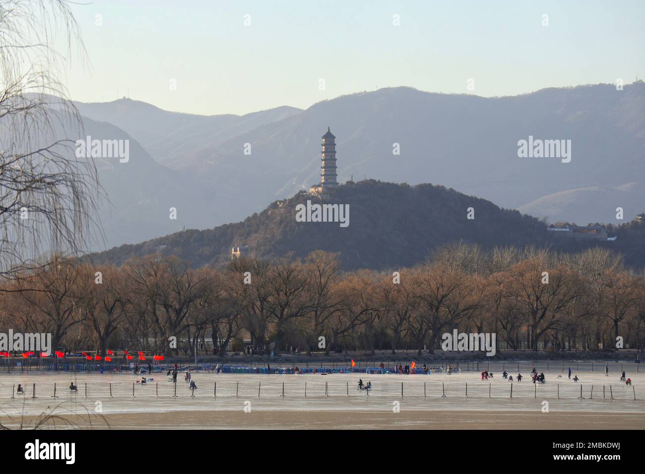PEKING, CHINA - 20. JANUAR 2023 - Besucher strömen zum Skate am Kunming Lake, während das Frühlingsfest des Jahres des Hasen kurz vor der Sum steht Stockfoto
