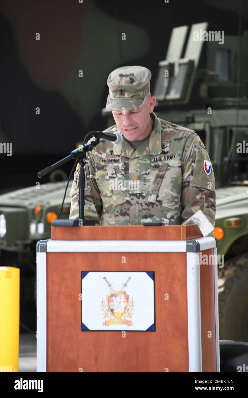 Generalmajor Matthew Holder, Kaplan, nimmt die Berufung während der Zeremonie zum Kommandowechsel am 16. Juni an der vorinstallierten Baustelle von Stock-2 der Zutendaal-Armee in Belgien vor. (Foto: Henri Cambier) Stockfoto