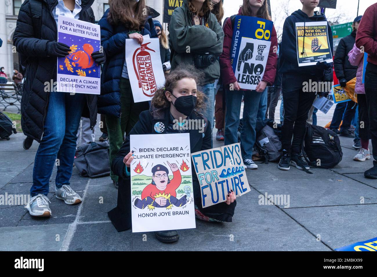 Aktivisten fordern am 20. Januar 2023 im City Hall Park in New York die Erklärung des Klimanotfalls zu Ehren des Lebens des indigenen Anführers Joye Braun. Stockfoto