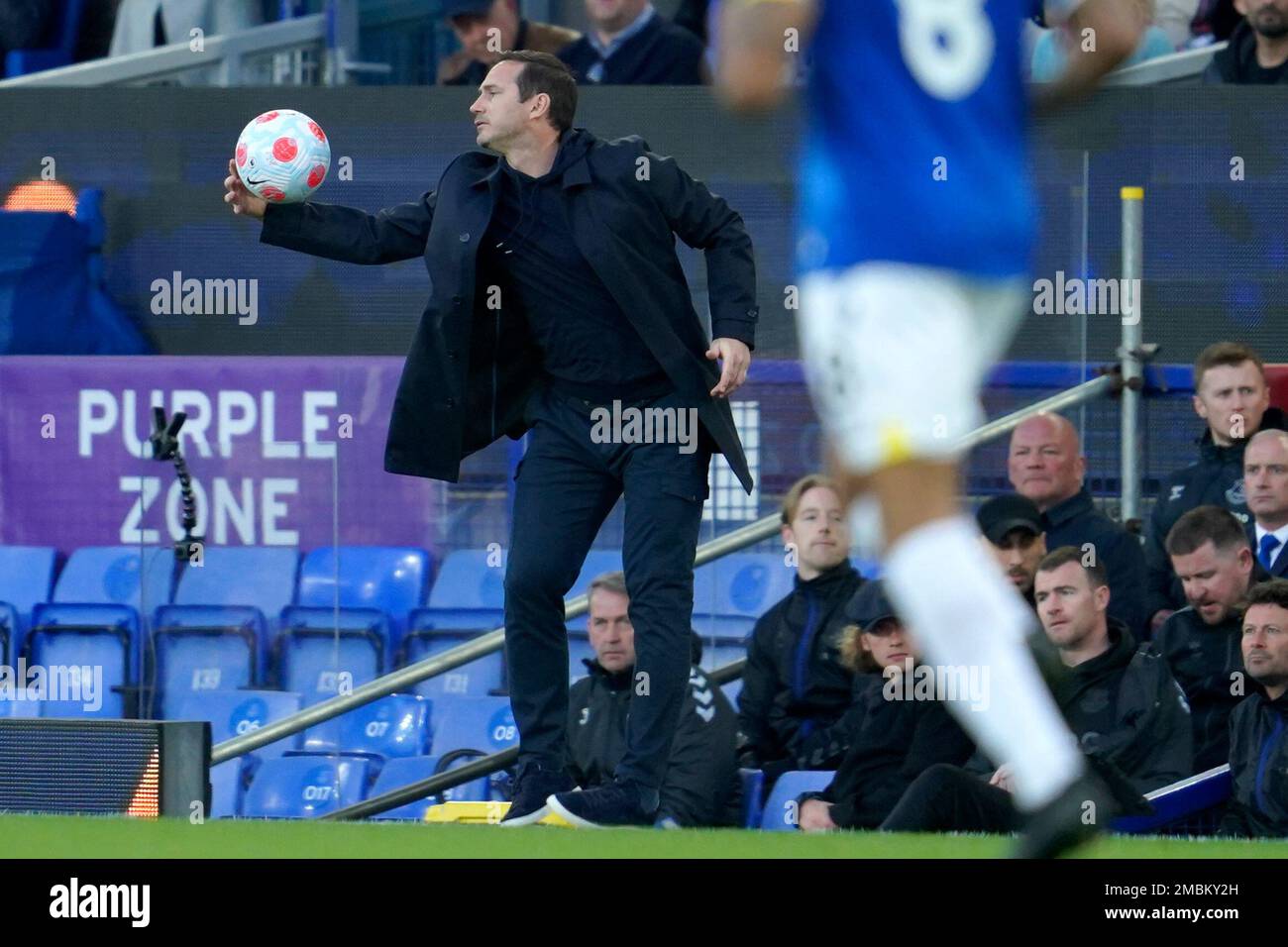 Everton's head coach Frank Lampard catches a stray ball during the Premier League soccer match between Everton and Leicester City at Goodison Park, in Liverpool, England, Wednsday April 20, 2022. (AP Photo/Jon Super) Stockfoto