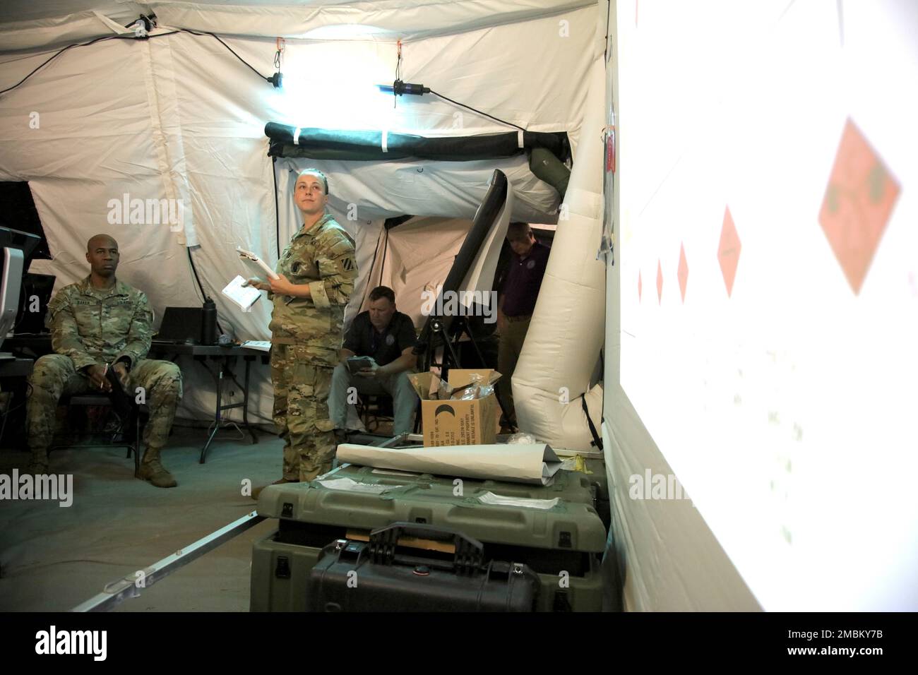 Captain Alyssa Ring, ein Offizier der Nationalgarde der Georgia Army, der dem in Macon ansässigen 48. Infanterie-Brigaden-Kampfteam zugeteilt ist, gibt Colonel Jason Baker, dem Befehlshaber der Brigade am 16. Juni 2022 in Fort Stewart, Georgia, eine Einsatzanalyse Stockfoto