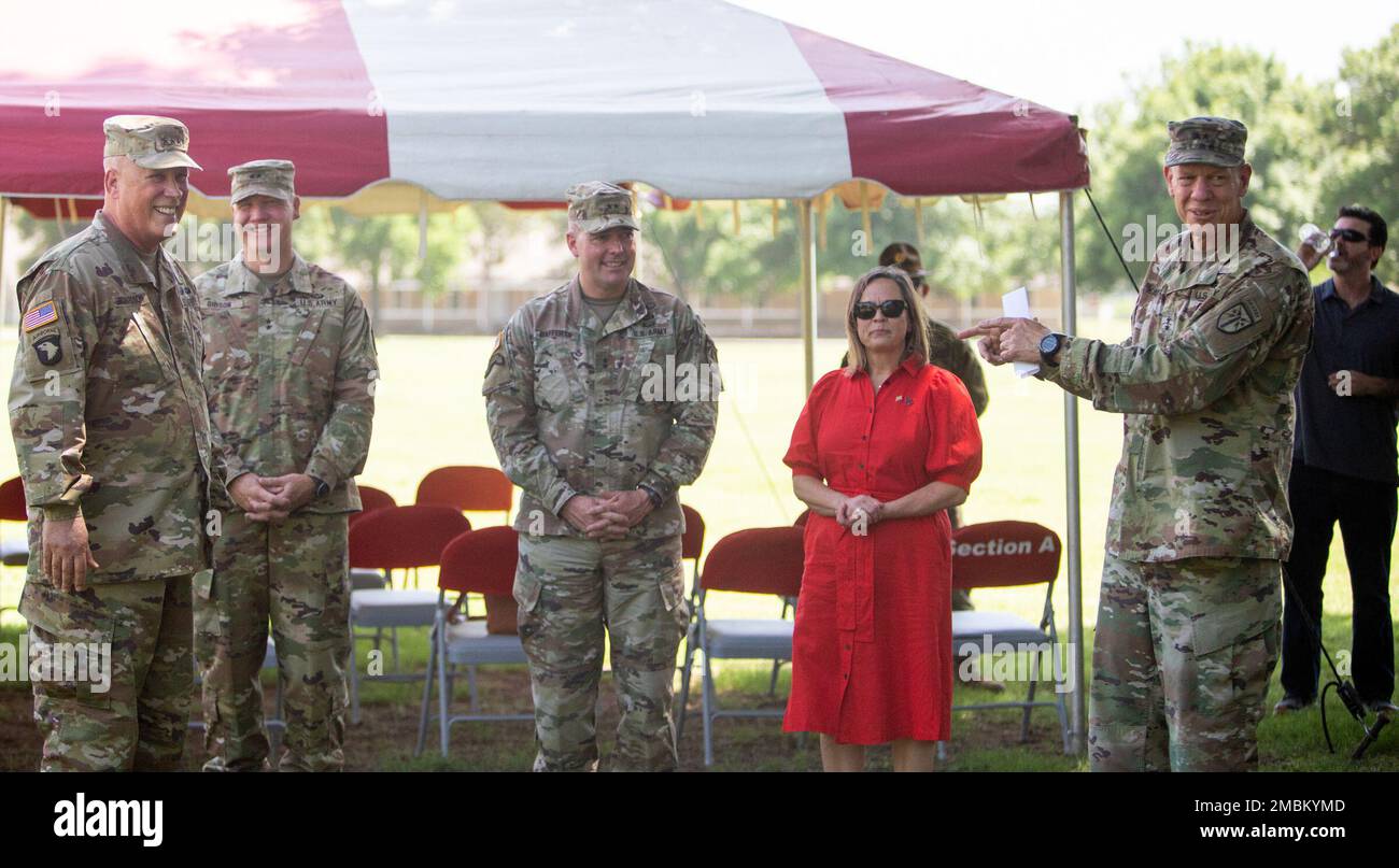 Von links: Generalmajor Ken Kamper, kommandierender General Fire Center of Excellence und Fort Sill, Generalmajor John Rafferty und Ehefrau Tracey, Generalmajor Brian Gibson und Generalleutnant James Richardson, kommandierender General. Army Futures Command während der Zeremonie zum Rückzug am 16. Juni 2022 zu Ehren von Rafferty und Gibson. Stockfoto