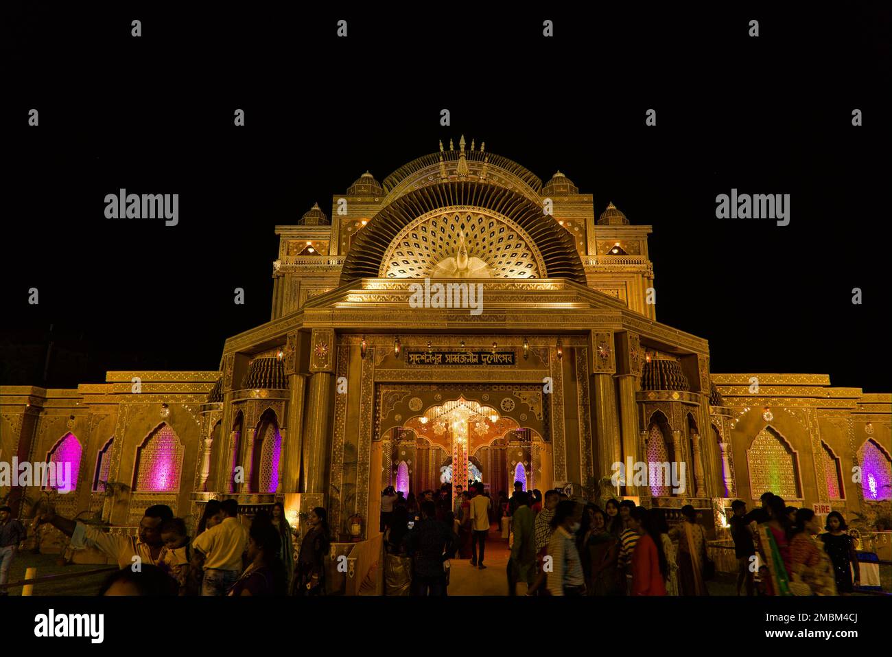 02.10.2022, raiganj, indien Außendesign von durga Puja Pandal mit Beleuchtung in indien. Stockfoto