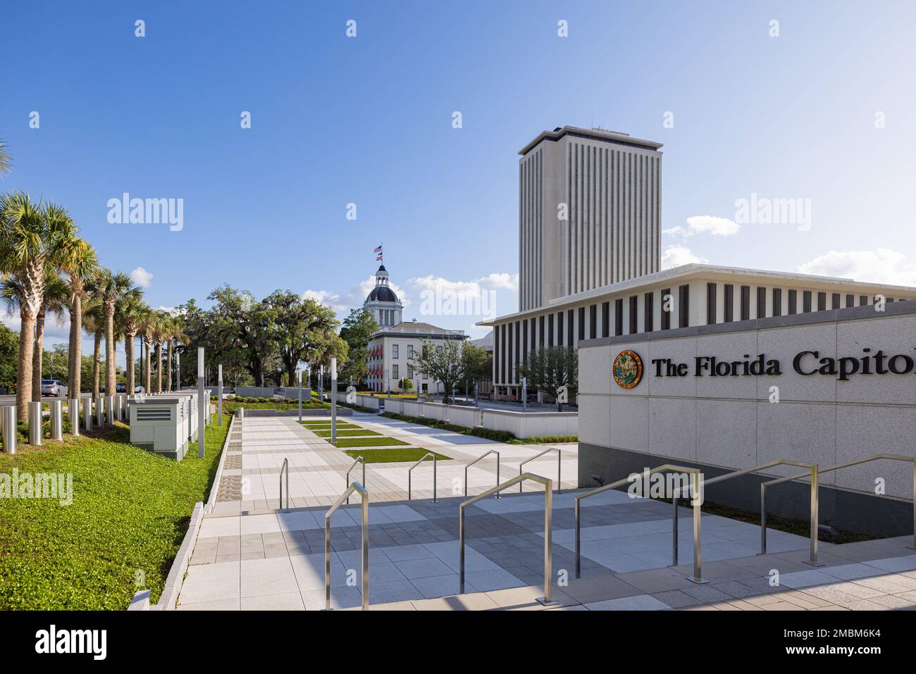 Tallahassee, Florida, USA - 18. April 2022: Das alte und neue Florida State Capitol und das Florida House Office Building Stockfoto