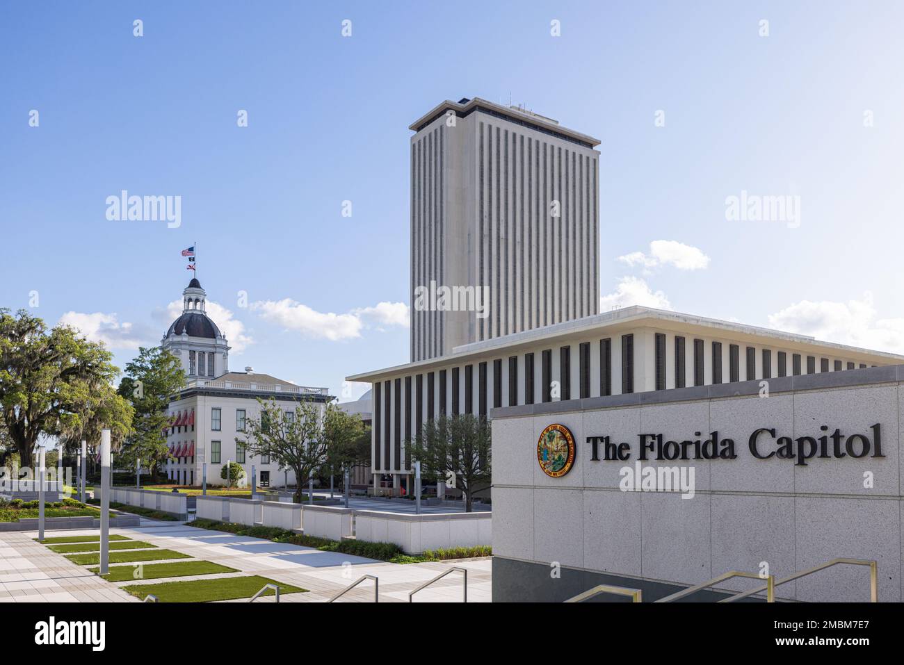 Tallahassee, Florida, USA - 18. April 2022: Das alte und neue Florida State Capitol und das Florida House Office Building Stockfoto