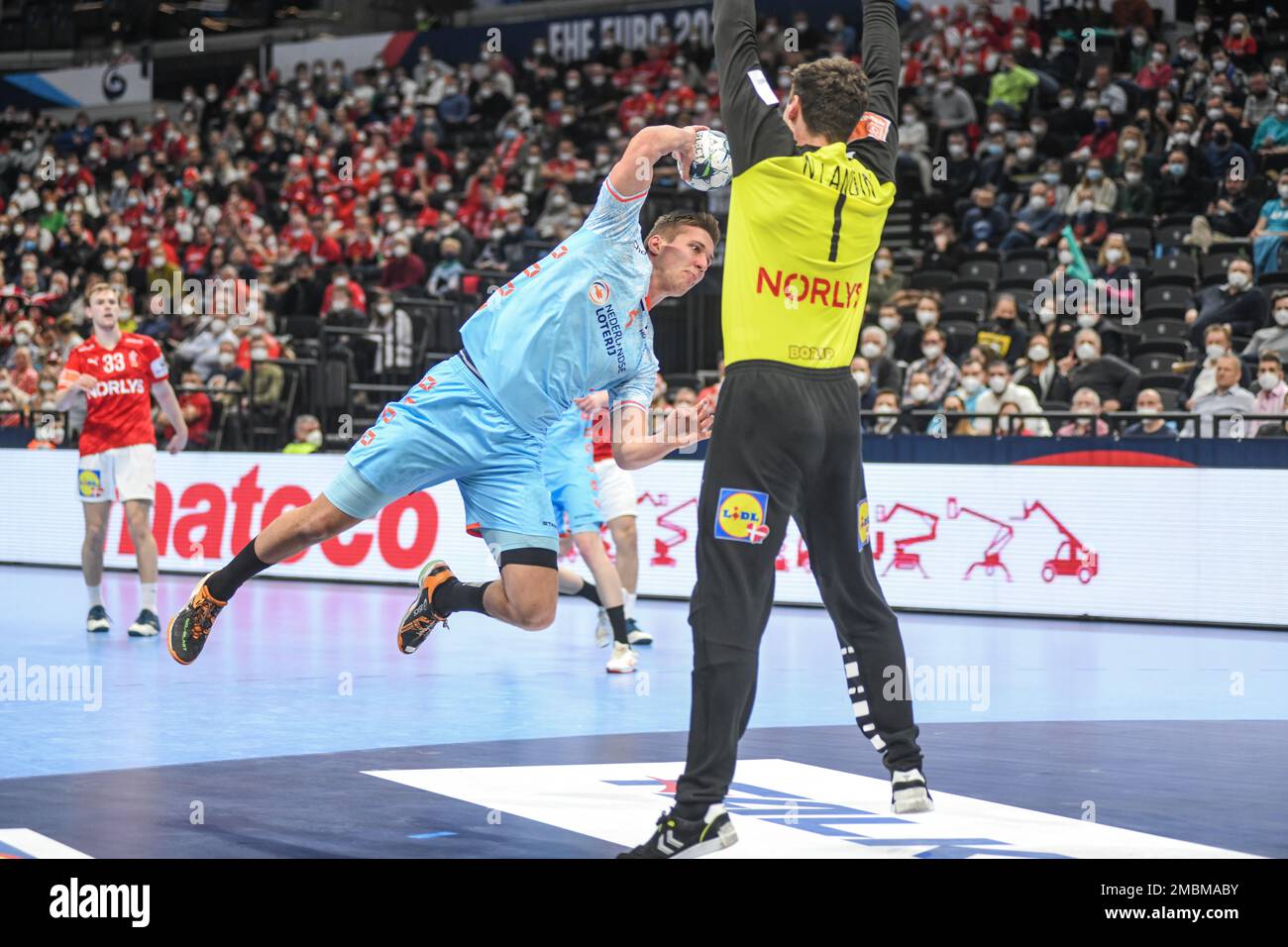 Lars Kooij (Niederlande) gegen Dänemark. EHF Euro 2022. Hauptrunde. Stockfoto