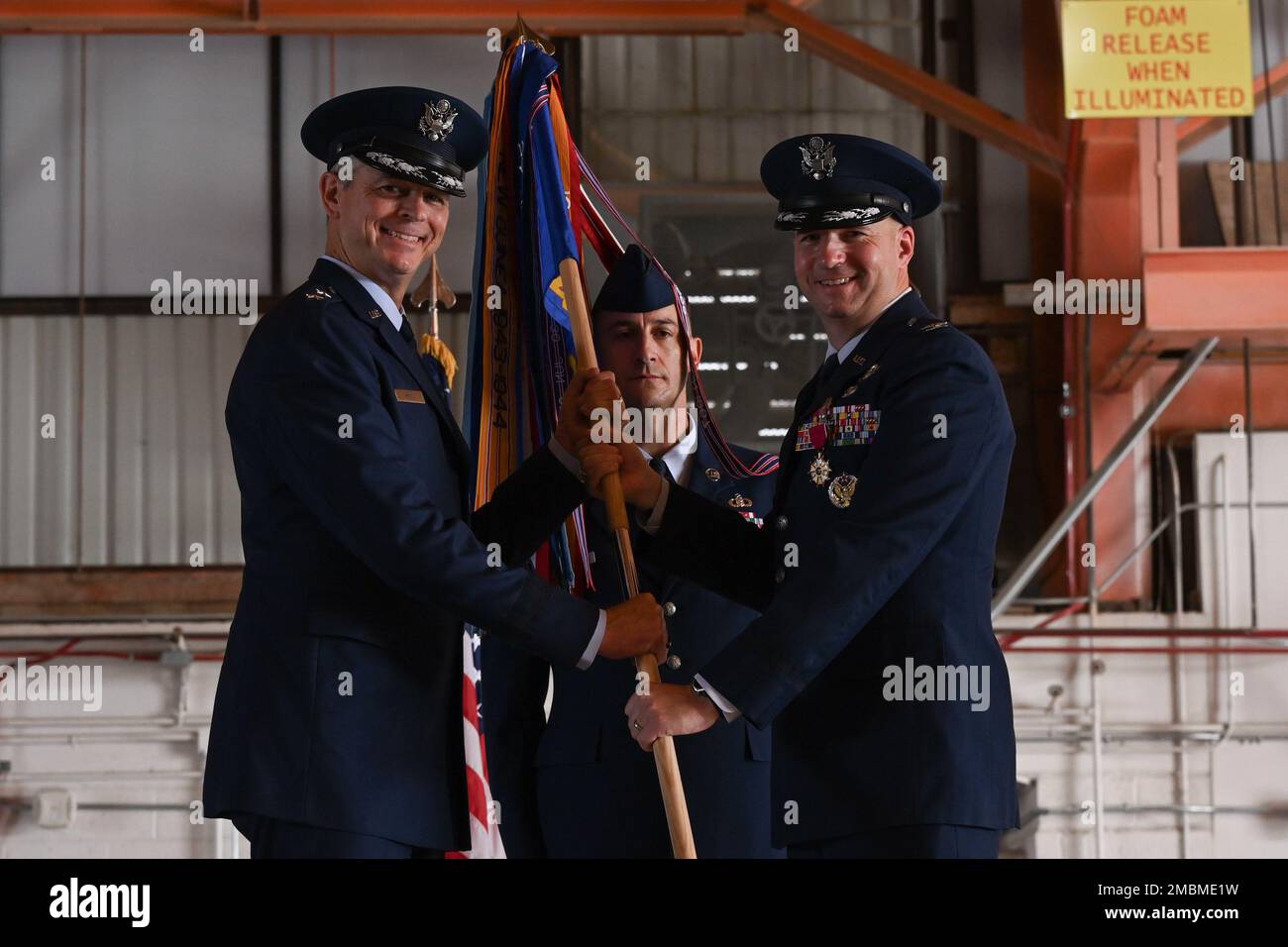 Oberst Ryan P. Keeney übergibt das Kommando über den 49. Flügel an Major General Craig D. Wills, 19. Luftwaffenkommandant, während einer Zeremonie zum Kommandowechsel am 17. Juni 2022 auf der Holloman Air Force Base, New Mexico. Keeney beendete seine Amtszeit als Befehlshaber, nachdem er zwei Jahre lang die Führung der Fightin’ 49ers des 49. Flügels übernommen hatte. Stockfoto