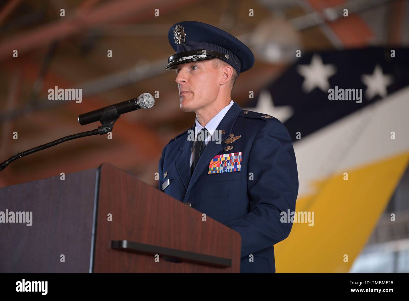 Oberst Justin B. Spears, Befehlshaber des 49. Flügels, hält während einer Zeremonie zum Kommandowechsel am 17. Juni 2022 seine erste Rede vor der Fightin’ 49ers auf dem Luftwaffenstützpunkt Holloman, New Mexico. Spears war zuvor Befehlshaber der 14. Einsatzgruppe am Luftwaffenstützpunkt Columbus, Mississippi, bevor er seine neue Rolle als Befehlshaber des 49. Flügels übernahm. Stockfoto