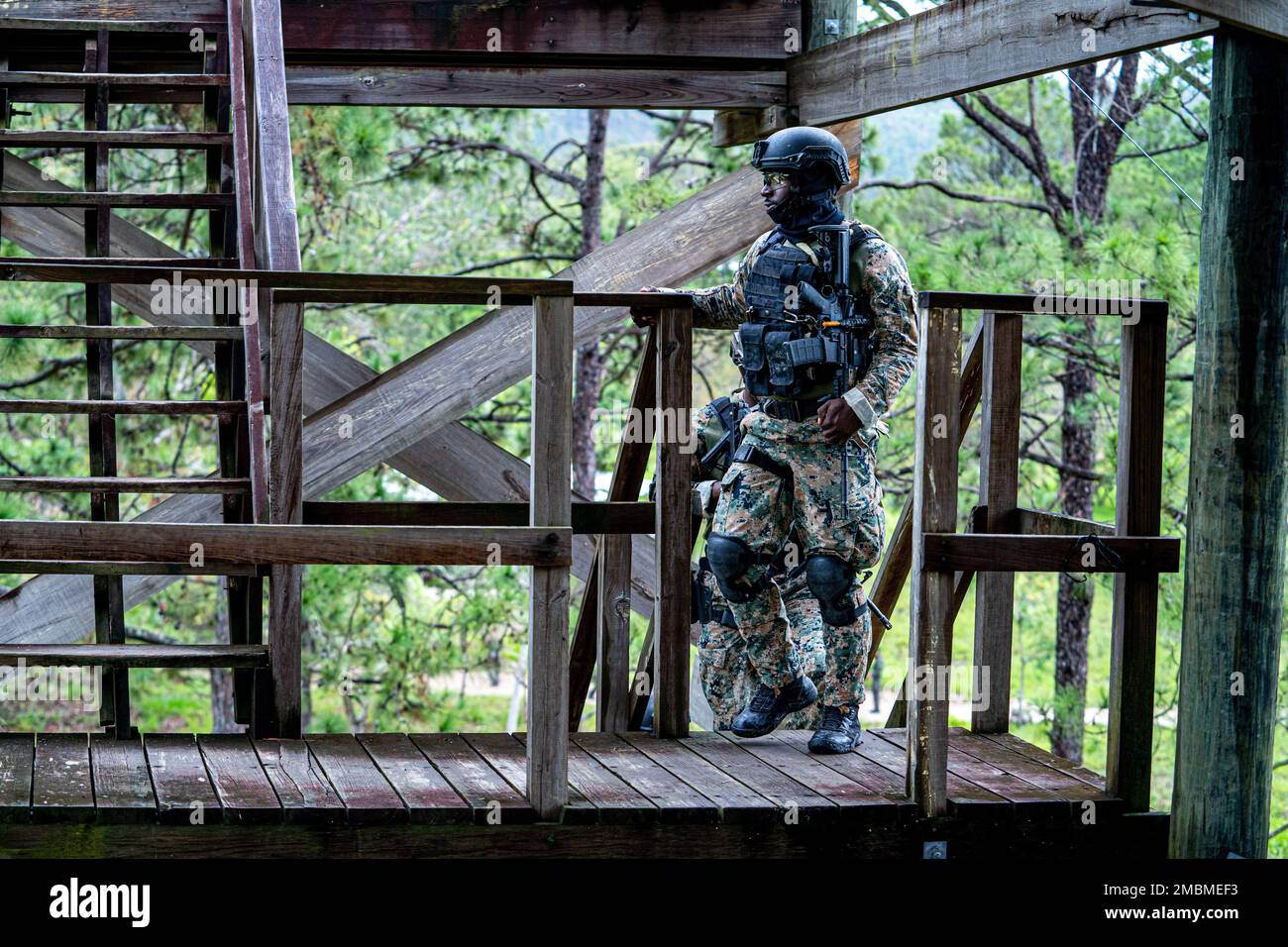 Ein Mitglied der jamaikanischen Verteidigungskräfte geht die Treppe hinauf, um das Stressereignis des Fuerzas Comando Wettbewerbs vom 17. Juni 2022 in La Venta, Honduras, zu initiieren. Fuerzas Comando ist eine militärische Interaktionsübung im Ausland, die darauf abzielt, die multinationale und regionale Zusammenarbeit, das gegenseitige Vertrauen und das gegenseitige Vertrauen zu stärken und die Ausbildung, die Bereitschaft, die Interoperabilität und die Fähigkeiten der regionalen Sondereinsatzkräfte zu verbessern. Stockfoto