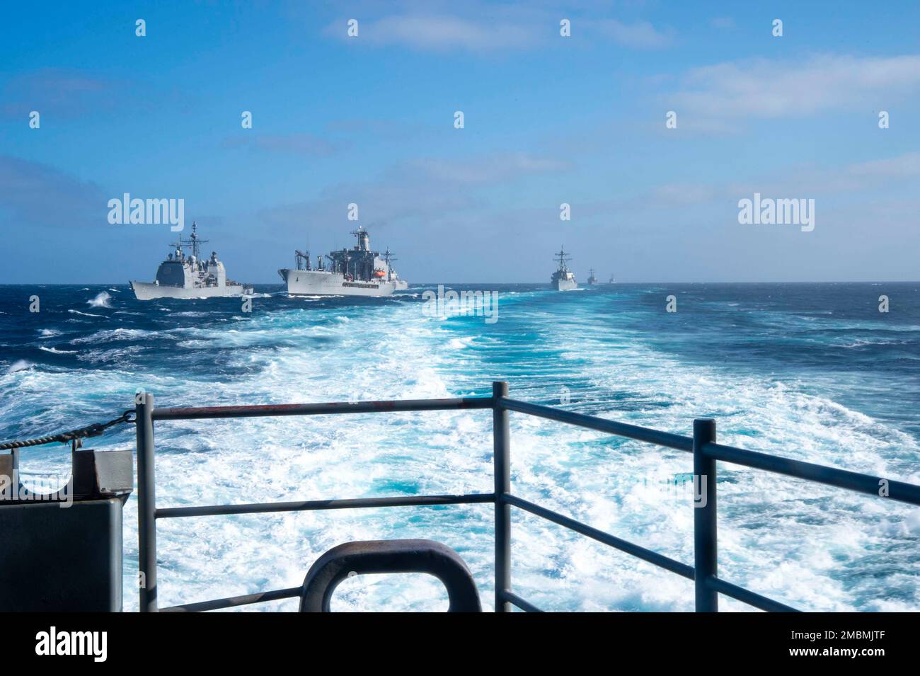 220617-N-KU796-1062 PAZIFIK (17. Juni 2022) der Flottenöler USNS Henry J. Kaiser (T-AO-187) betankt nach dem Auftanken des Flugzeugträgers USS Nimitz (CVN 68) den geführten Raketenkreuzer der Ticonderoga-Klasse USS Bunker Hill (CG 52). Nimitz ist im 3.-Flottenbereich der USA unterwegs. Stockfoto