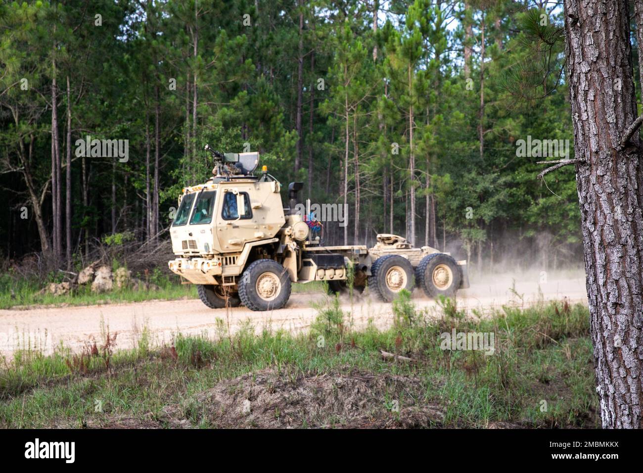 US Army Georgia National Guard Soldaten mit der in Calhoun ansässigen Delta Company, 148. Brigade Support Bataillon führten am 17. Juni 2022 während der exportablen Kampftrainingsübung in Fort Stewart, Georgia, einen Konvoi mit Logistikpaket durch. XCTC ist das Rekordprogramm der US Army National Guard, das es Brigadekampfteams ermöglicht, die geschulte Bereitschaft des Zuges zu erreichen, die für den Einsatz, Kampf und Sieg von Schlachten auf der ganzen Welt erforderlich ist. An der XCTC-Übung werden rund 4.400 Brigademitarbeiter aus ganz Georgien miteinbezogen. Foto der US-Armee von Sgt. Tori Miller. Stockfoto