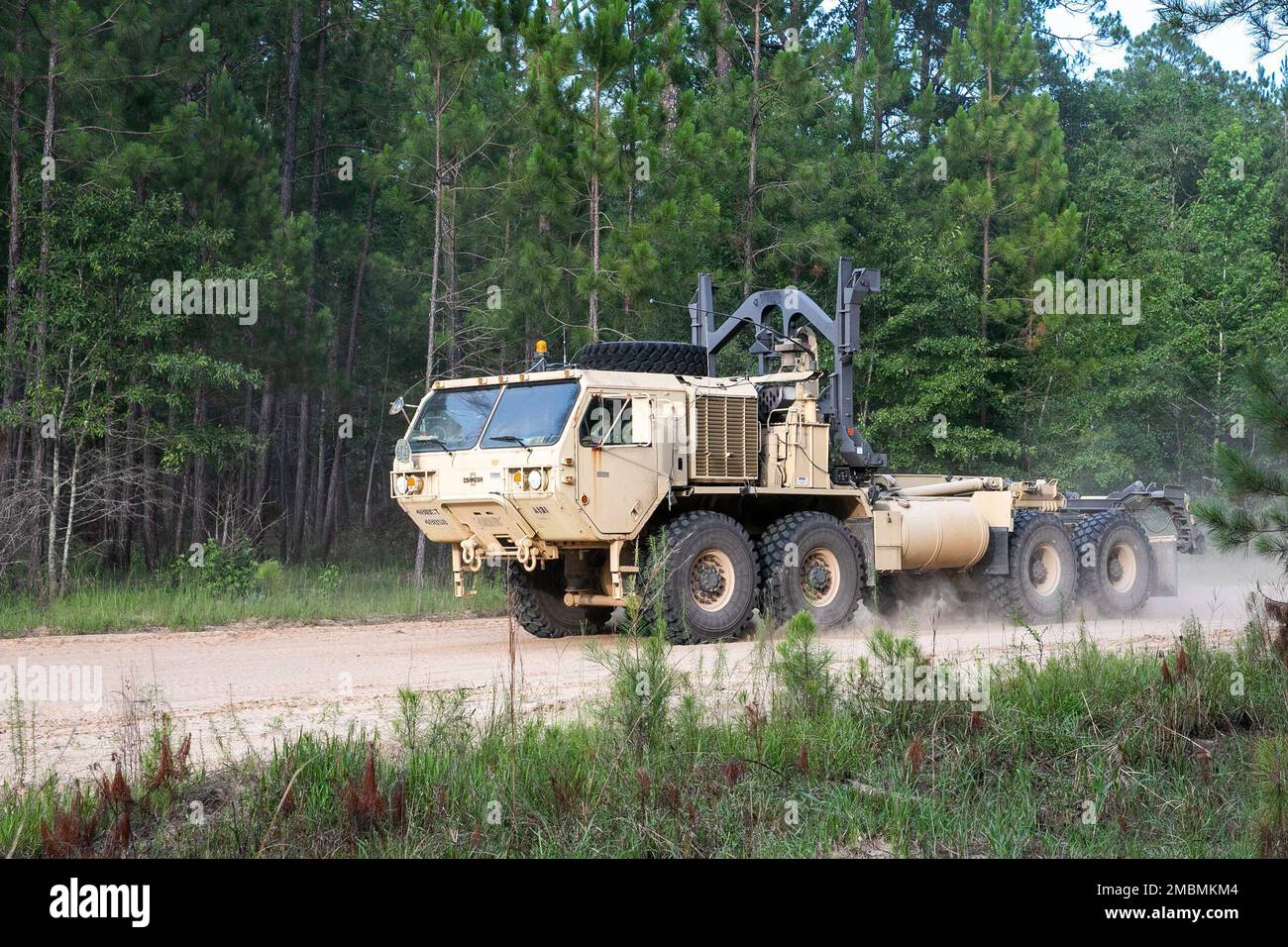US Army Georgia National Guard Soldaten mit der in Calhoun ansässigen Delta Company, 148. Brigade Support Bataillon führten am 17. Juni 2022 während der Übung zur Fähigkeit des exportierbaren Kampftrainings in Fort Stewart, Georgia, einen Konvoi mit Logistikpaket durch. XCTC ist das Rekordprogramm der US Army National Guard, das es Brigadekampfteams ermöglicht, die geschulte Bereitschaft des Zuges zu erreichen, die für den Einsatz, Kampf und Sieg von Schlachten auf der ganzen Welt erforderlich ist. An der XCTC-Übung werden rund 4.400 Brigademitarbeiter aus ganz Georgien miteinbezogen. Foto der US-Armee von Sgt. Tori Miller. Stockfoto