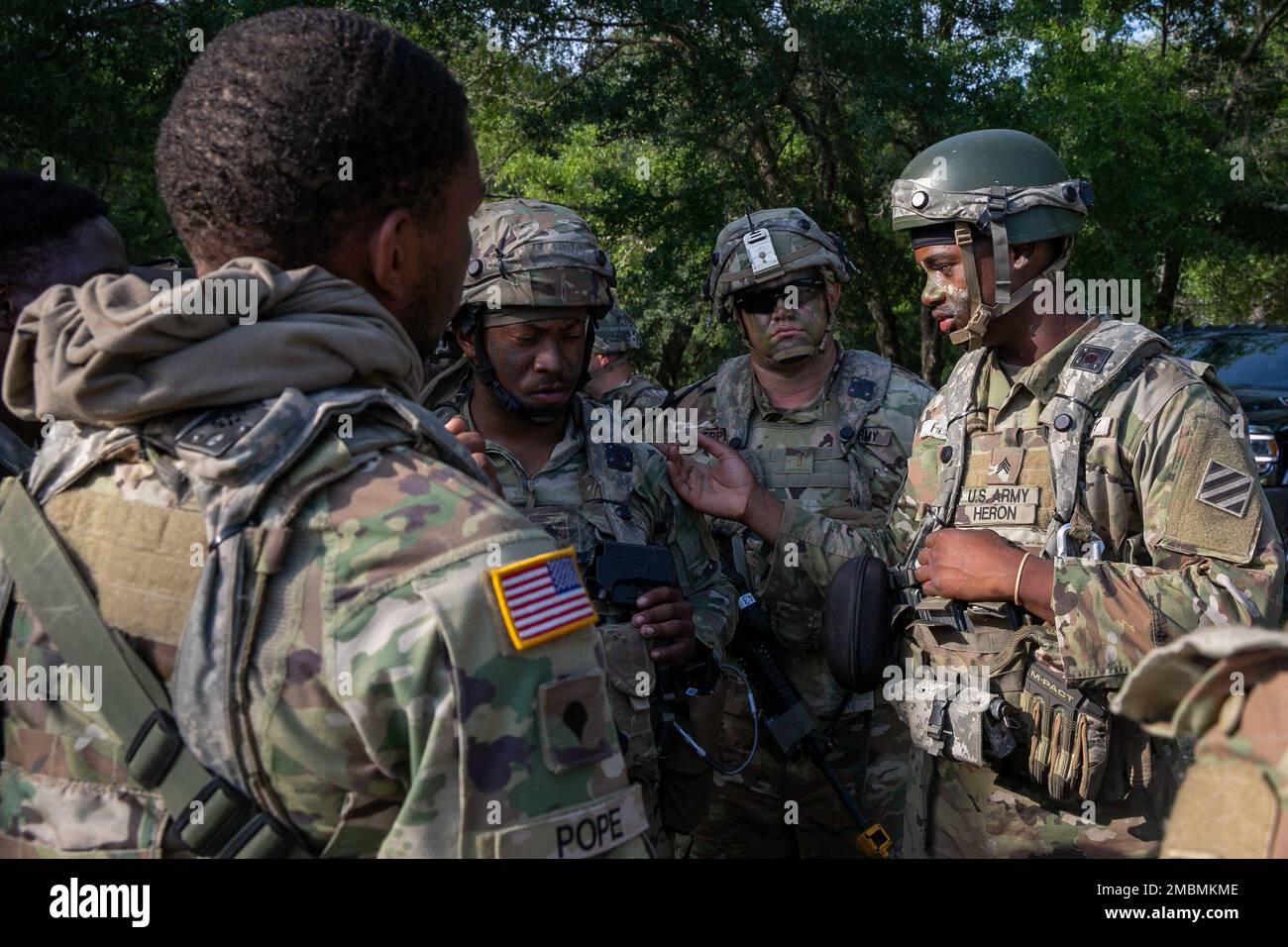 US Army Georgia National Guard Soldaten mit der in Calhoun ansässigen Delta Company, 148. Brigade Support Bataillon führten am 17. Juni 2022 während der exportablen Kampftrainingsübung in Fort Stewart, Georgia, einen Konvoi mit Logistikpaket durch. XCTC ist das Rekordprogramm der US Army National Guard, das es Brigadekampfteams ermöglicht, die geschulte Bereitschaft des Zuges zu erreichen, die für den Einsatz, Kampf und Sieg von Schlachten auf der ganzen Welt erforderlich ist. An der XCTC-Übung werden rund 4.400 Brigademitarbeiter aus ganz Georgien miteinbezogen. Foto der US-Armee von Sgt. Tori Miller. Stockfoto
