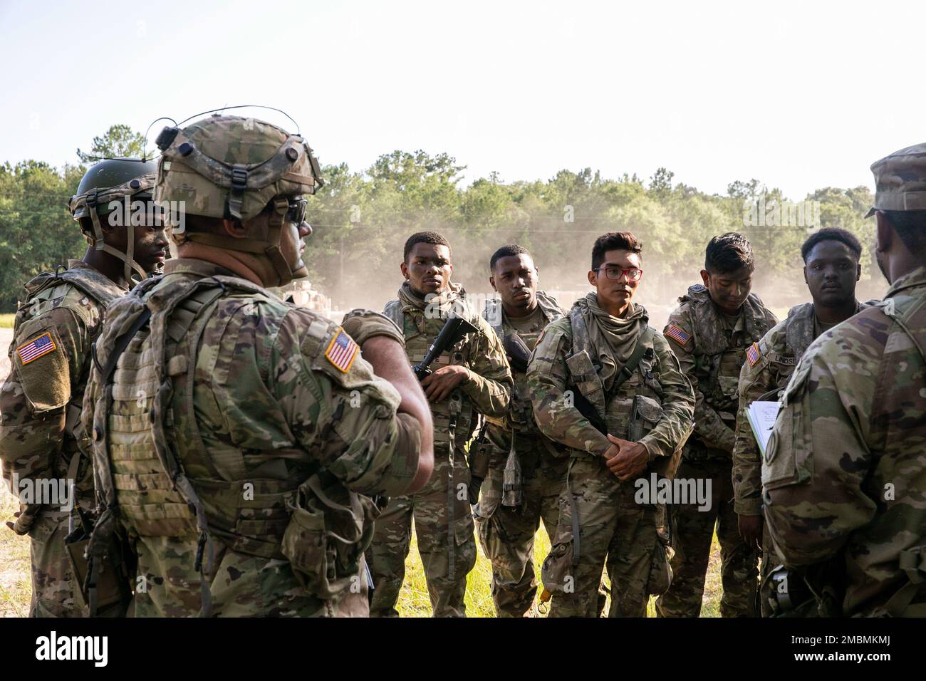 USA Armee Georgia Nationalgarde Soldaten der Delta Company mit Sitz in Calhoun, 148. Brigaden-Stützbataillon führte Logistikkonvoi während der Exportable Combat Training Capability Übung in Fort Stewart, Georgia, am 17. Juni 2022 durch. XCTC ist die USA Das Rekordprogramm der Nationalgarde der Armee, das es Brigaden-Kampfteams ermöglicht, die ausgebildete Platoon-Bereitschaft zu erreichen, die notwendig ist, um weltweit zu entsenden, zu kämpfen und Schlachten zu gewinnen. An der XCTC-Übung werden etwa 4.400 Brigademitglieder aus ganz Georgien teilnehmen. USA Militärfoto von Sergeant Tori Miller. Stockfoto