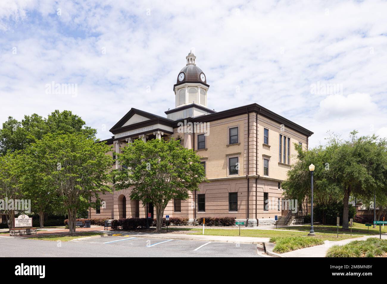 Lake City, Florida, USA - 16. April 2022: Das Columbia County Courthouse Stockfoto