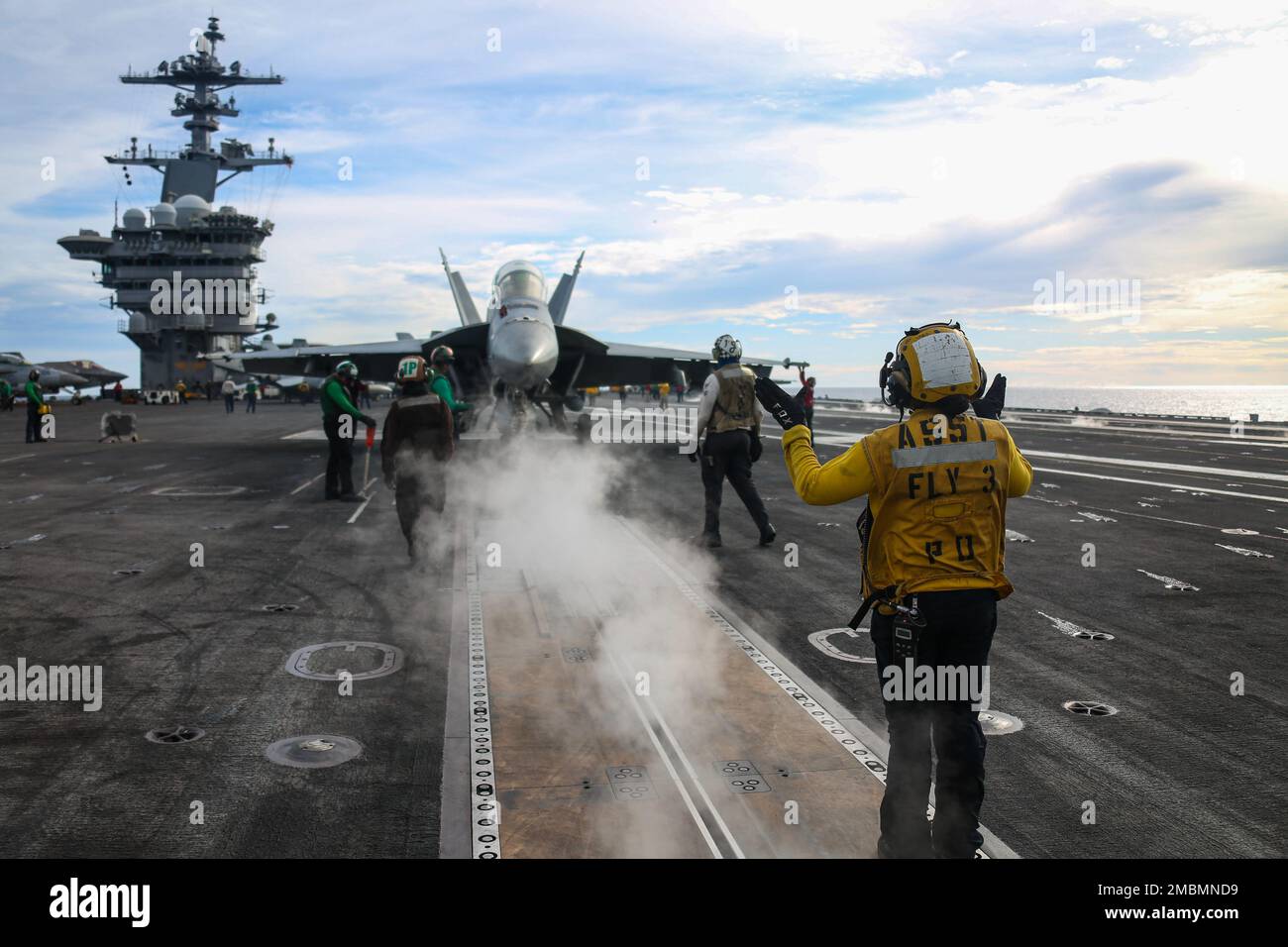 PHILIPPINE SEA (17. Juni 2022) Aviation Boatswain’s Mate (Handling) 2. Class Princes Rosit aus Kalihi, Hawaii, leitet ein F/A-18F Super Hornet, das den „Black Aces“ der Strike Fighter Squadron (VFA) 41 auf dem Cockpit des Flugzeugträgers der Nimitz-Klasse USS Abraham Lincoln (CVN 72) zugewiesen ist. Die Abraham Lincoln Strike Group befindet sich in einem geplanten Einsatz im US-7.-Flottenbereich, um die Interoperabilität durch Allianzen und Partnerschaften zu verbessern und gleichzeitig als einsatzbereite Truppe zur Unterstützung einer freien und offenen Region Indo-Pacific zu fungieren. Stockfoto