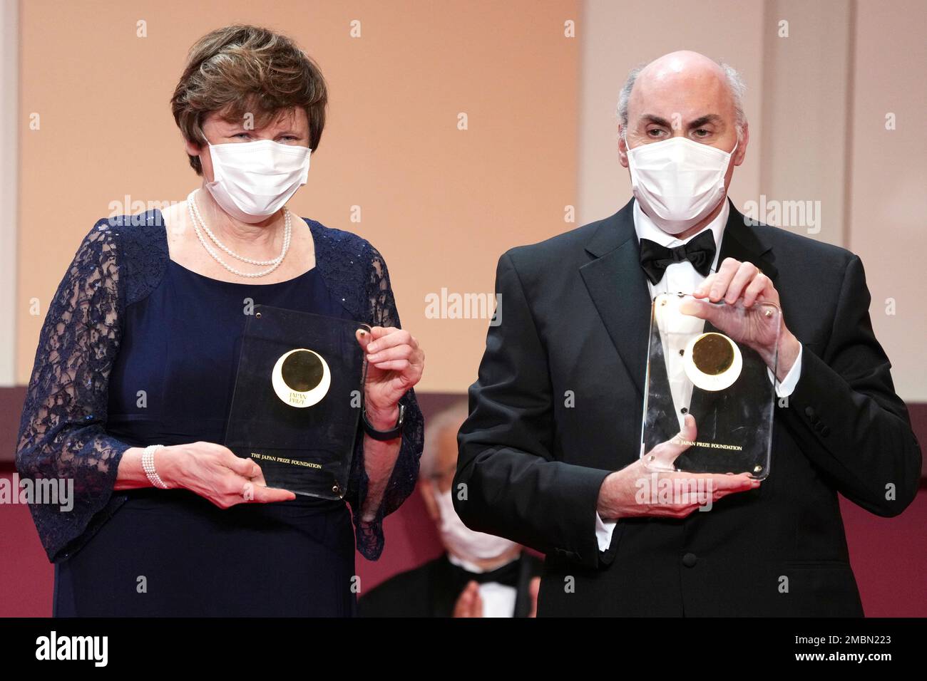 Japan Prize 2022 laureates Hungarian-American biochemist Katalin Kariko, left, and American physician-scientist Drew Weissman, right, pose with their trophies during the Japan Prize presentation ceremony Wednesday, April 13, 2022, in Tokyo. (AP Photo/Eugene Hoshiko, Pool) Stockfoto