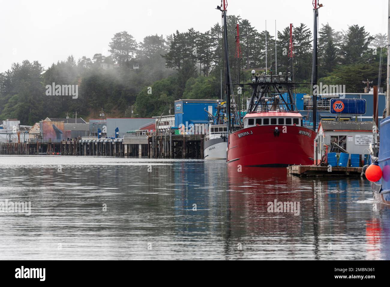 Das ist ein Foto der Newport Docks. An diesem Tag legten viele bunte Schiffe an. Stockfoto