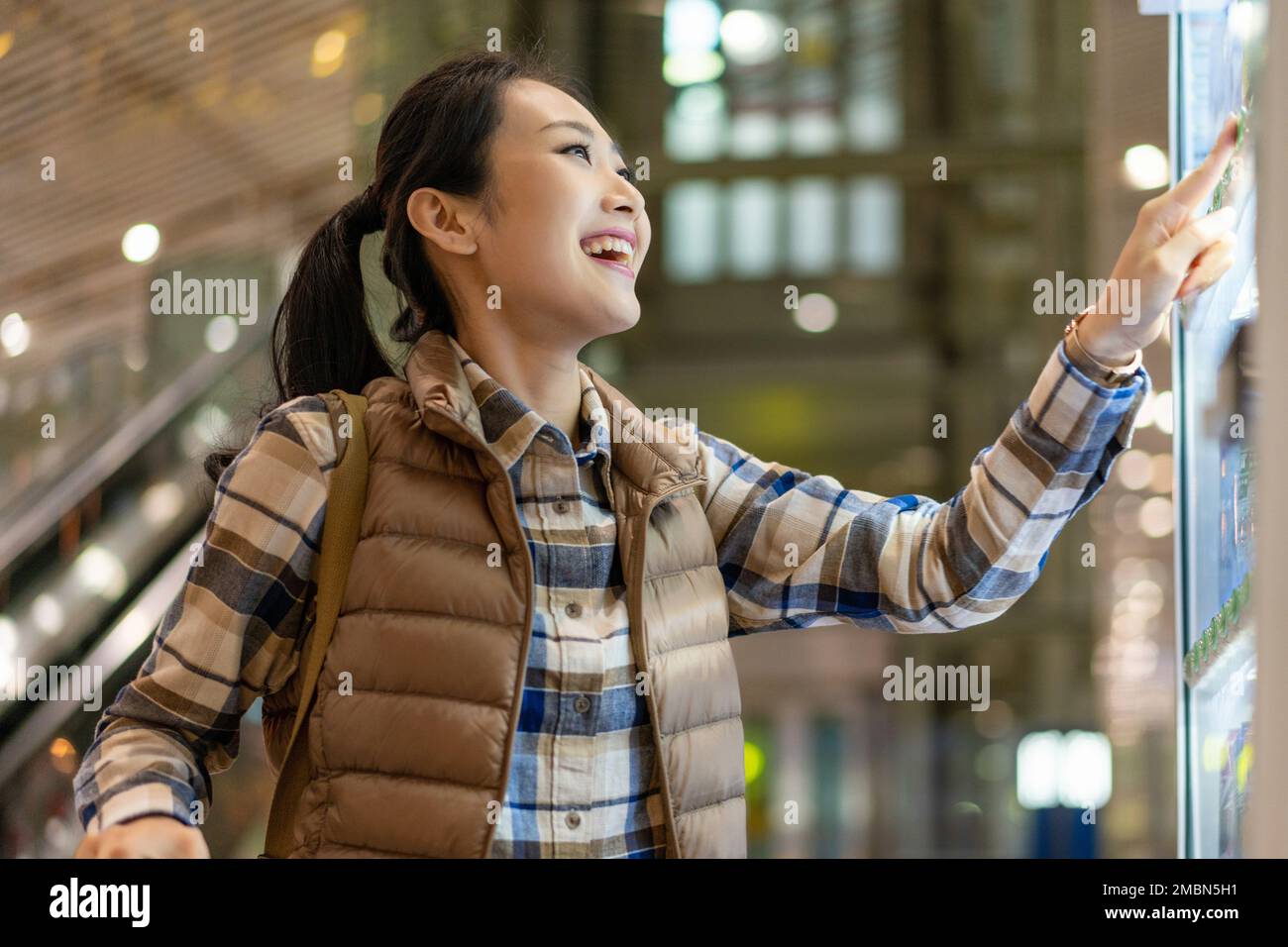 Junge Frauen kaufen Getränke an Selbstbedienungsautomaten Stockfoto