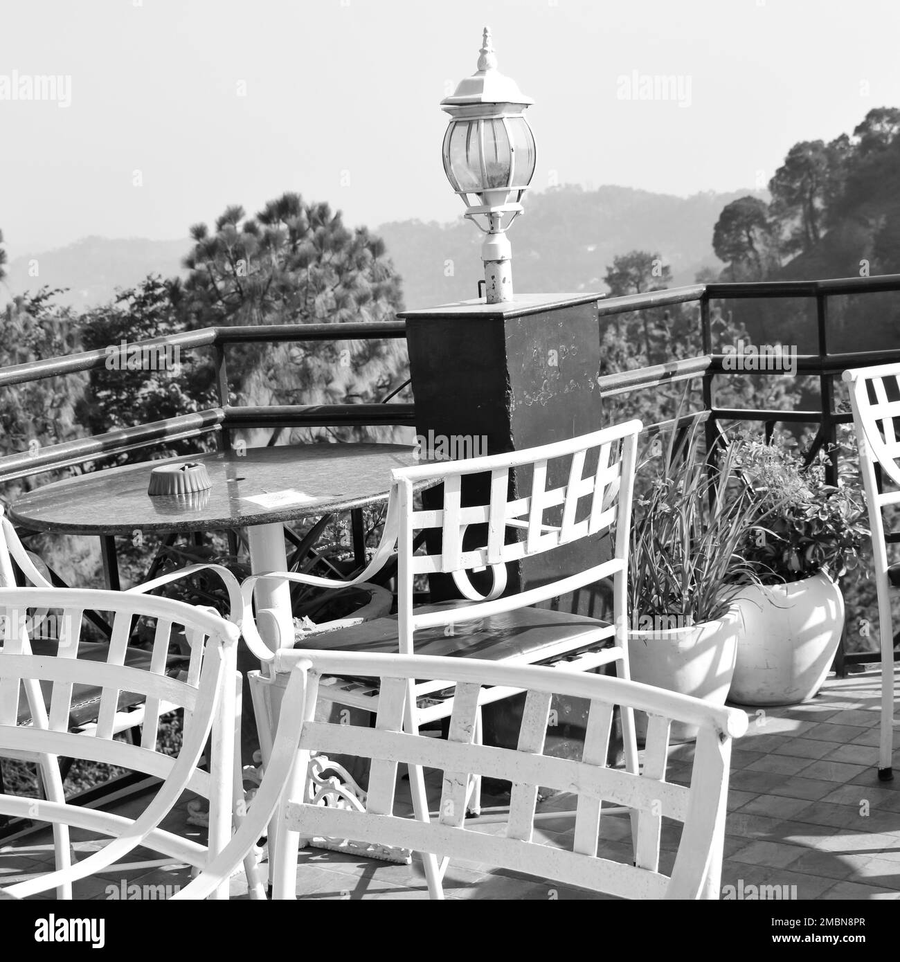 Blick am frühen Morgen auf das moderne Dachrestaurant im Kasauli, Himachal Pradesh in Indien, Blick auf die Berge vom Open-Air-Restaurant in Kasauli, Kas Stockfoto