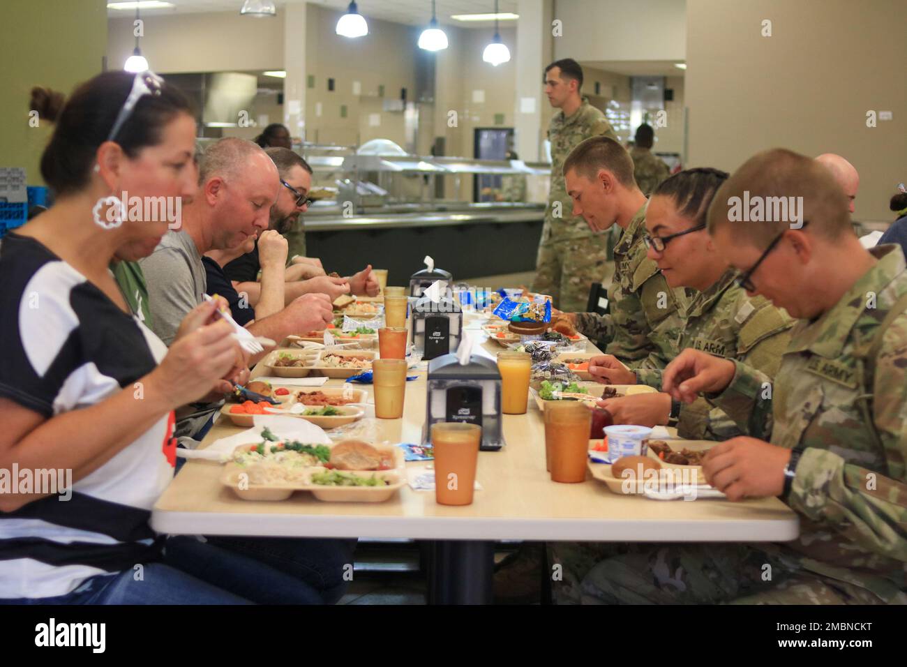 Mitglieder von Leadership Oklahoma teilten sich während des Gruppenbesuchs am 17. Juni 2022 eine Mahlzeit mit Trainees der Grundausbildung. Die Trainees der Grundausbildung teilten mit, warum sie sich entschieden, zu dienen und mehr. Stockfoto