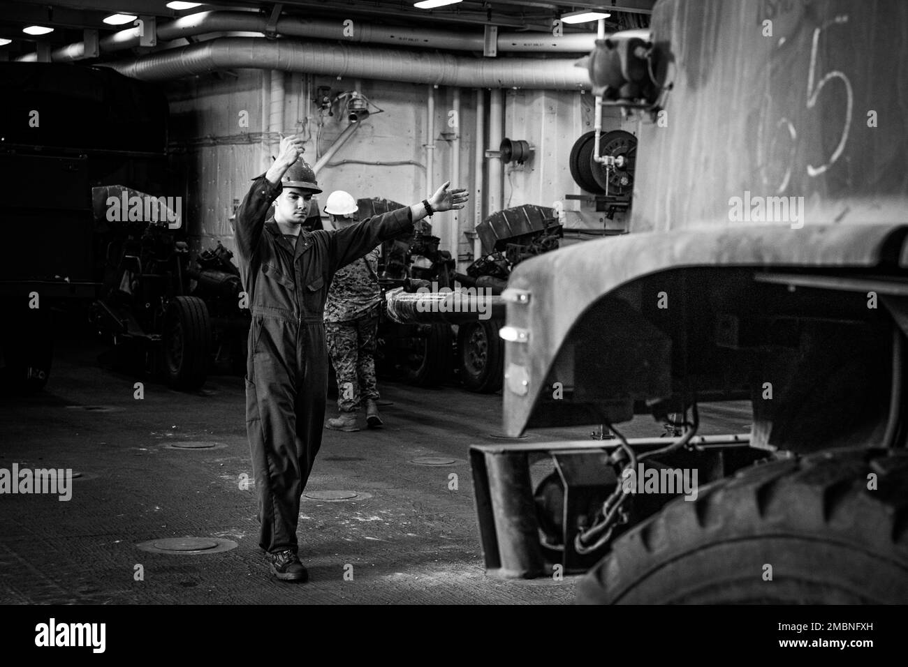 220617-N-PC065-2040 GABES, Tunesien (17. Juni 2022) CPL. Philip Gibbs, angeschlossen an die 22. Marine Expeditionary Unit (MEU), leitet ein Fahrzeug durch den Hauptstaufach für Fahrzeuge an Bord der Amphibienladerampe USS Arlington der Klasse San Antonio (LPD 24) als 22.-MEU-Abladung für die Übung African Lion 2022 in Gabes, Tunesien, 17. Juni 2022. African Lion 22 ist eine multinationale Übung, die sich auf die Verbesserung der Ausbildung und Interoperabilität zwischen den USA, Partnern und Verbündeten in Afrika konzentriert, um auf mehr Sicherheit und Stabilität in der Region hinzuarbeiten. Stockfoto