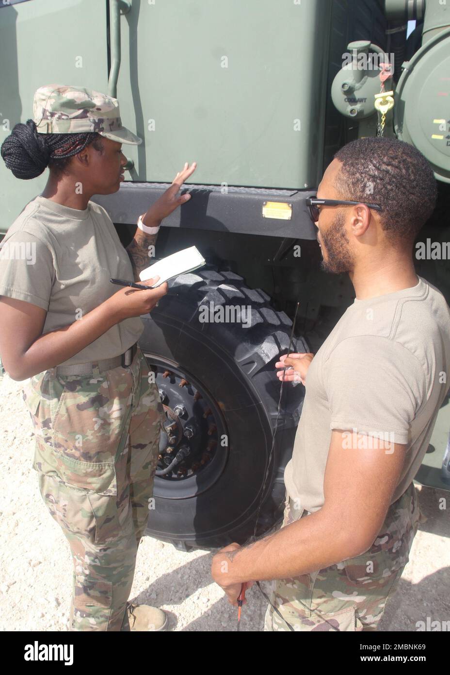 USA Soldaten der 252. Quartermaster-Kompanie trainieren den sicheren Betrieb und die Wartung eines leichten, mittelschweren taktischen Fahrzeugs. Die Soldaten sind in Fort Hood und bereiten sich auf einen Einsatz im Nahen Osten vor. Stockfoto