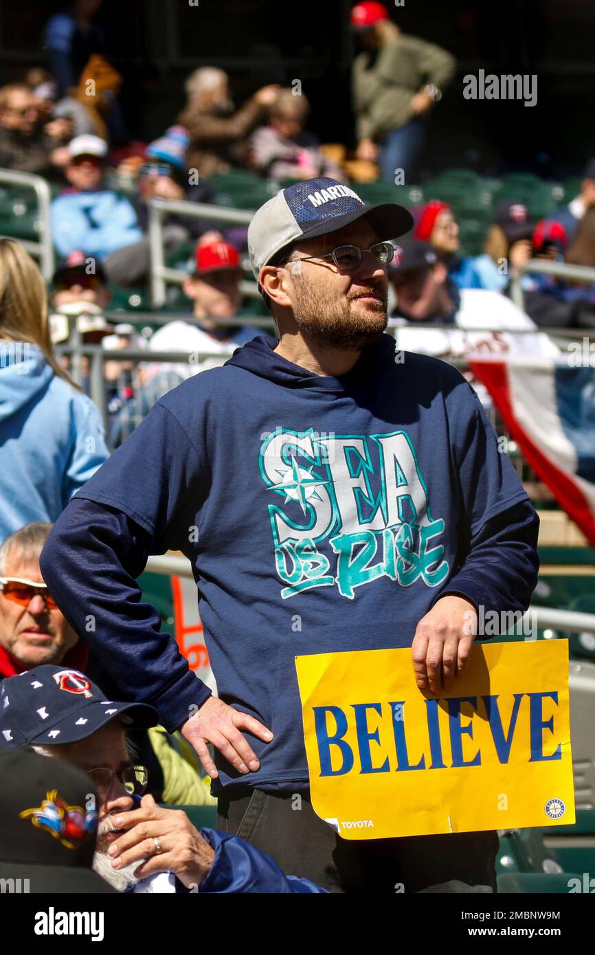 A Seattle Mariners fan holds up a sign reading "believe" before the Minnesota Twins home opener baseball game, Friday, April 8, 2022, in Minneapolis, Minn. (AP Photo/Nicole Neri) Stockfoto